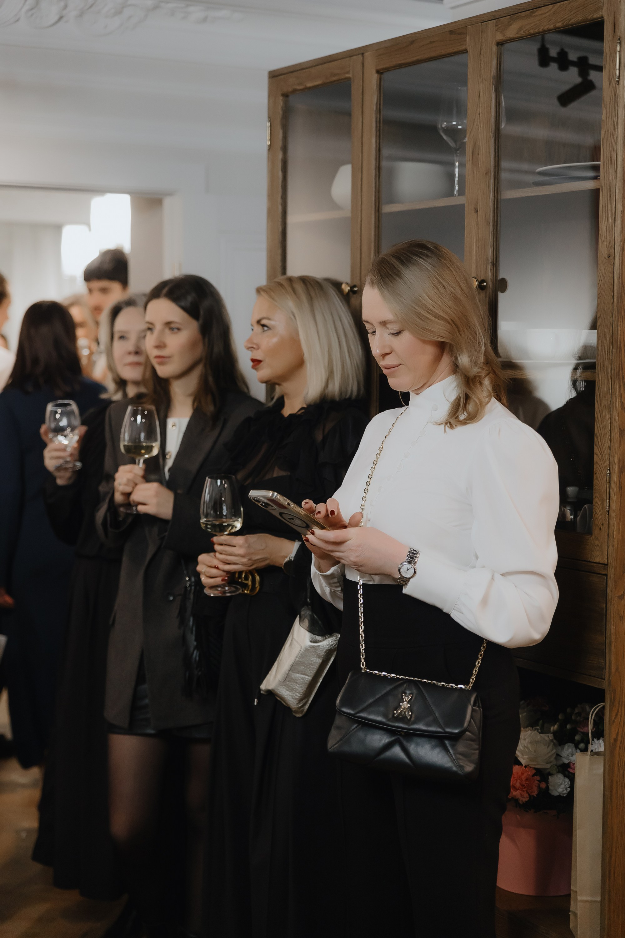 Открытие нового пространства интерьерного салона L. DECO в феврале 2025. L. Deco интерьерный салон. Краски/обои/лепной декор