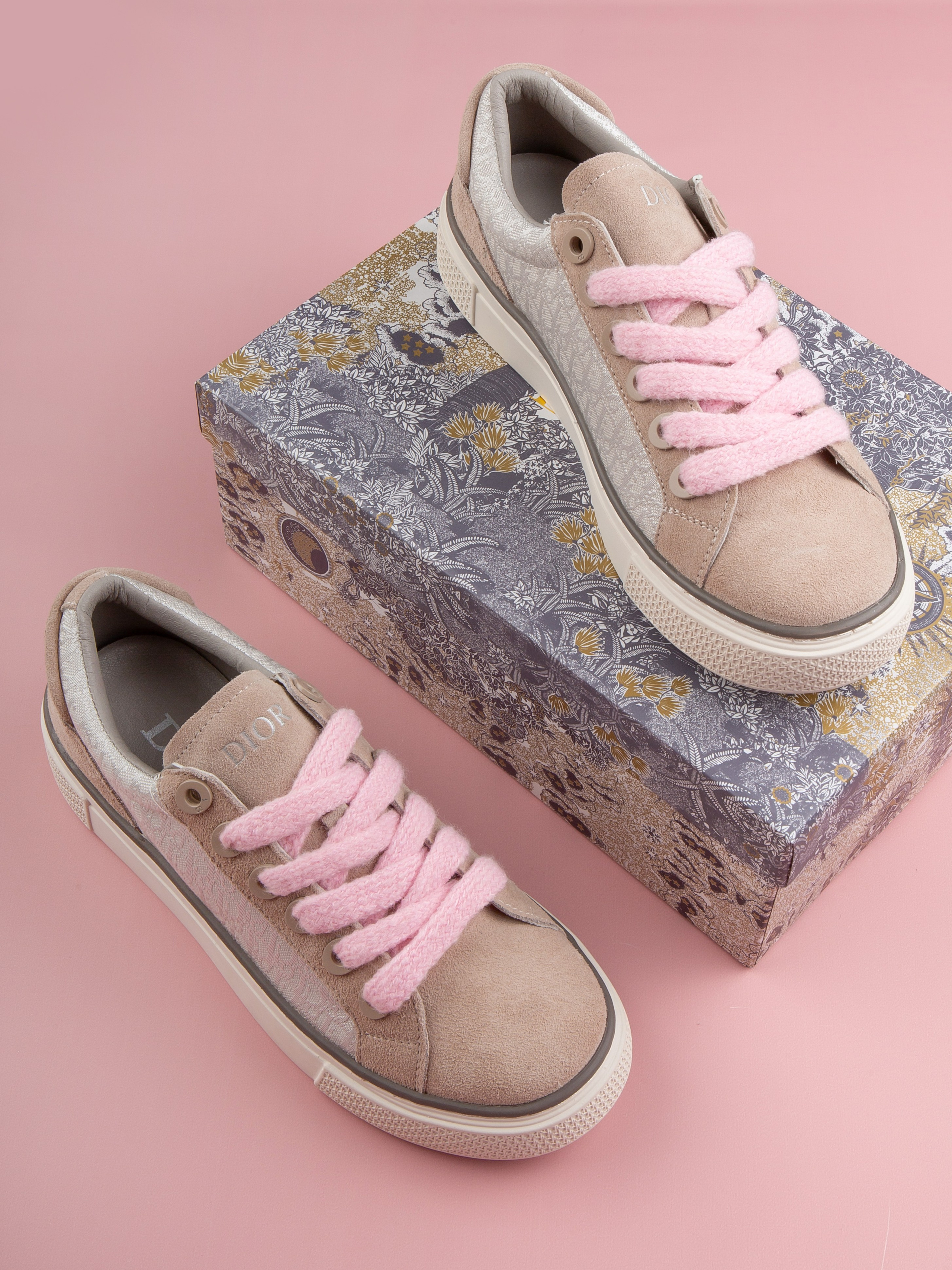 Обувь на цветных фонах. Фотограф Мария Кольцова