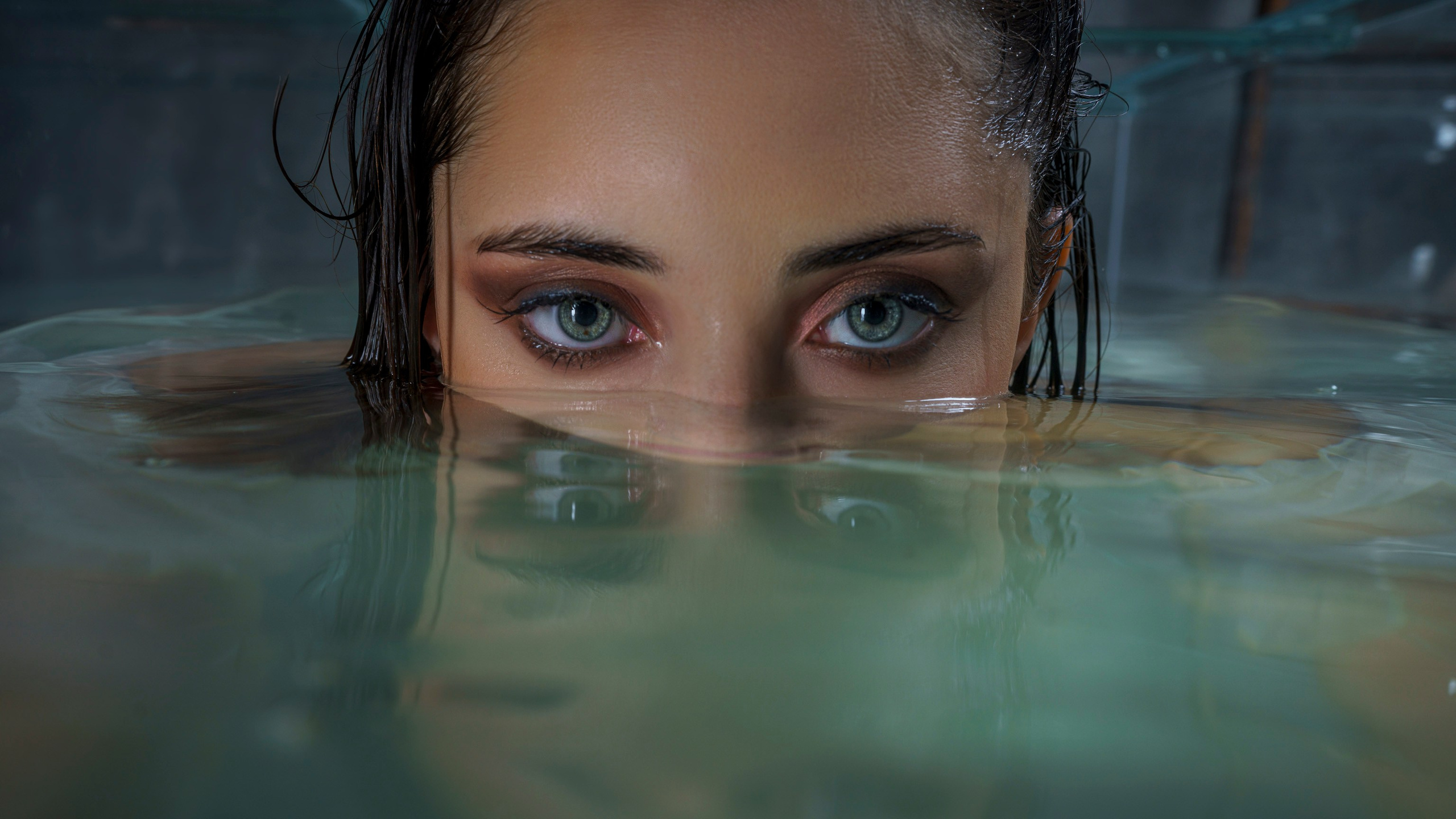 Юля в аквариуме. Фотограф Сергей Танков