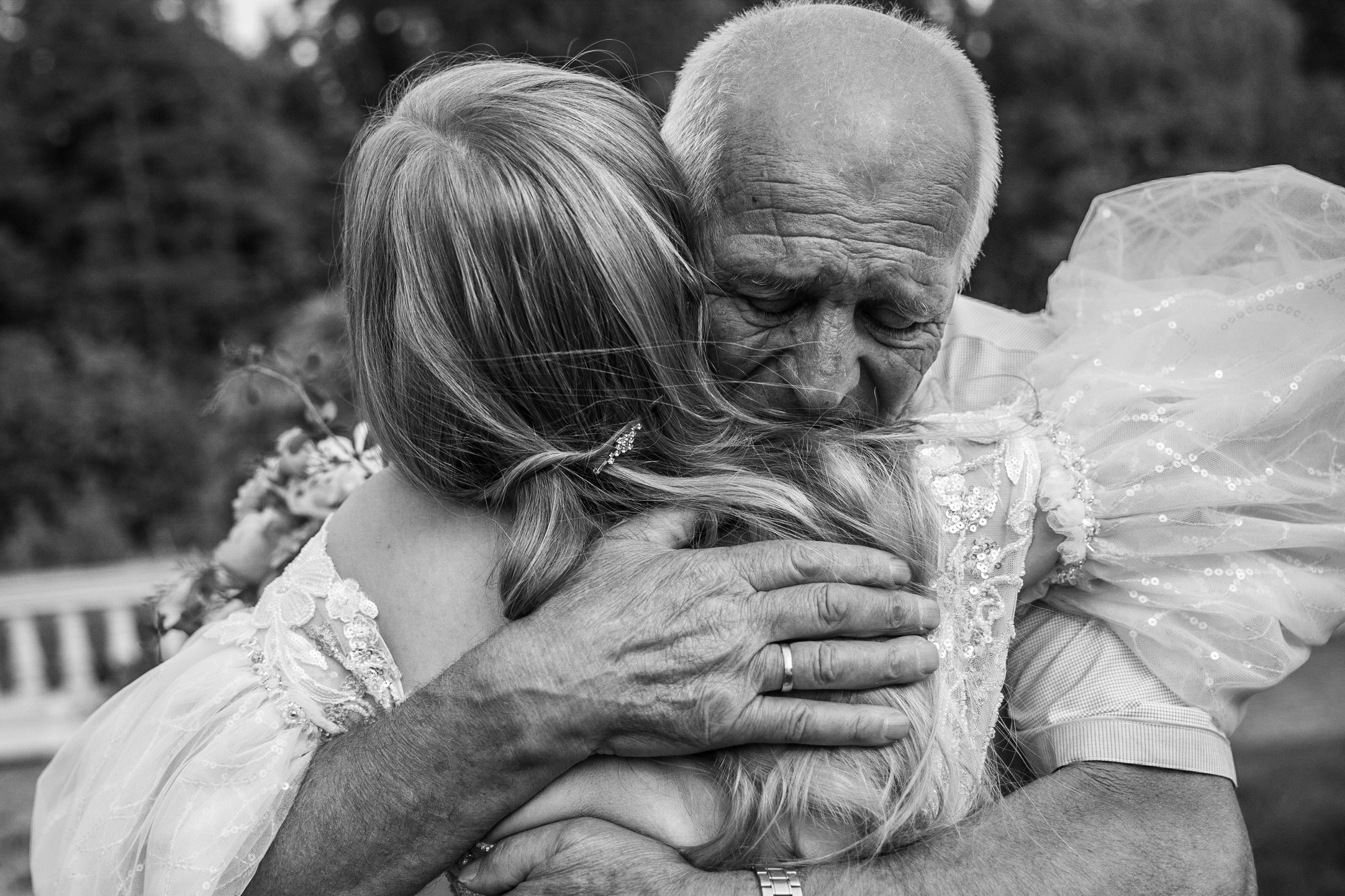 HOLDING_OUT_OF_THE_HERO. Wedding photographer in Europe