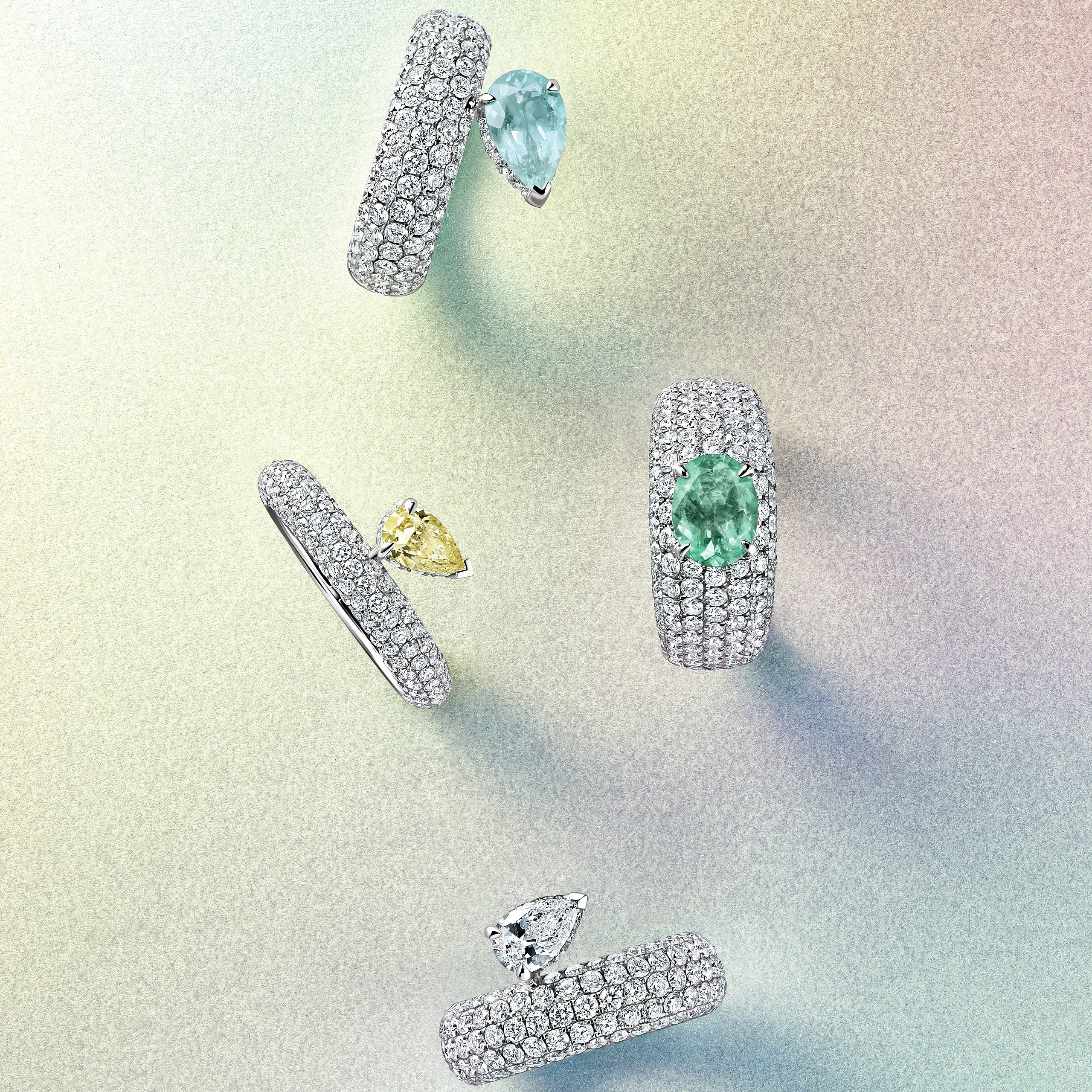 Студийная предметная съёмка украшений FARRO в Казахстане — комплект серёг с изумрудами и бриллиантами, на мягком пастельном градиенте. Фото для маркетплейса и рекламных материалов.