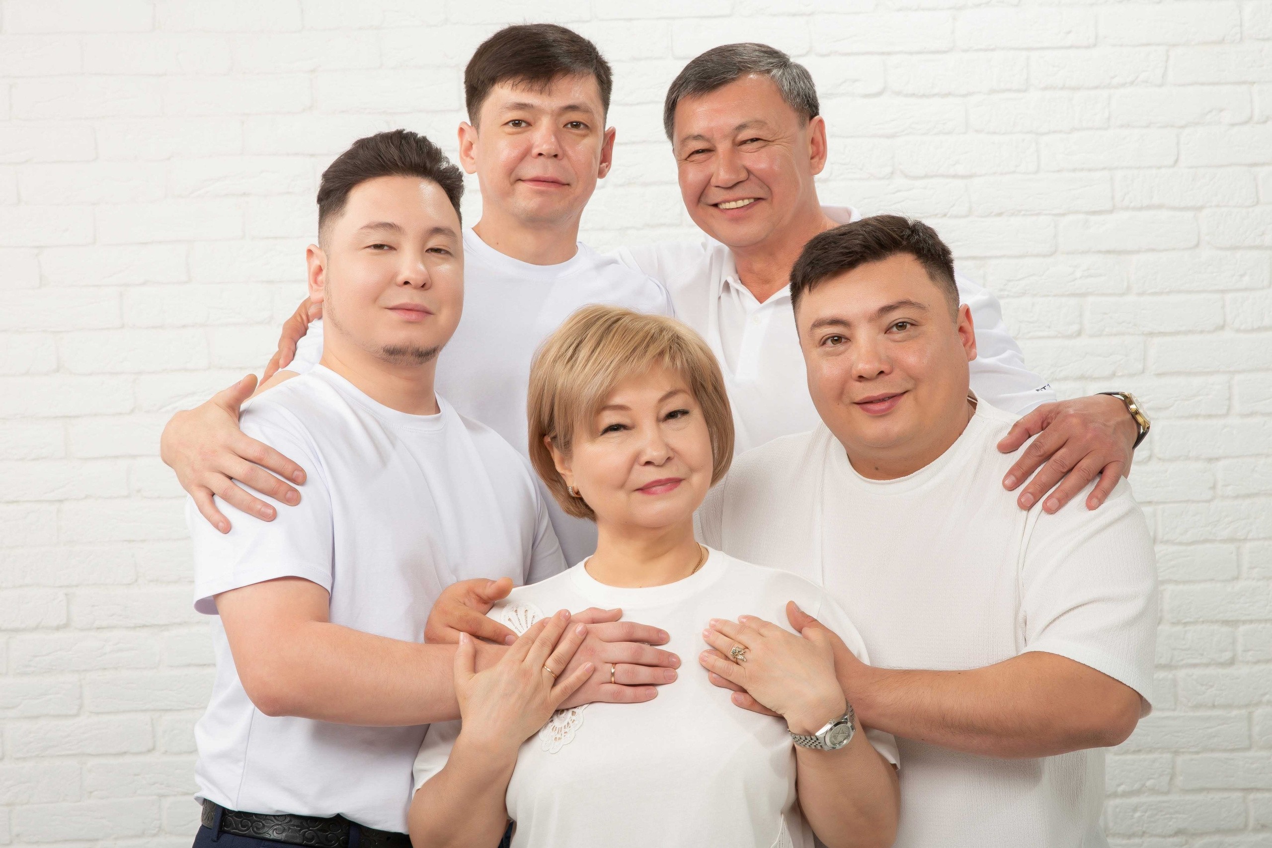 Фотосессия большой семьи в фотостудии. Совет с семьей. Фотостудия Алматы. Семейная и детская фотостудия Family studio.Фотограф Алматы