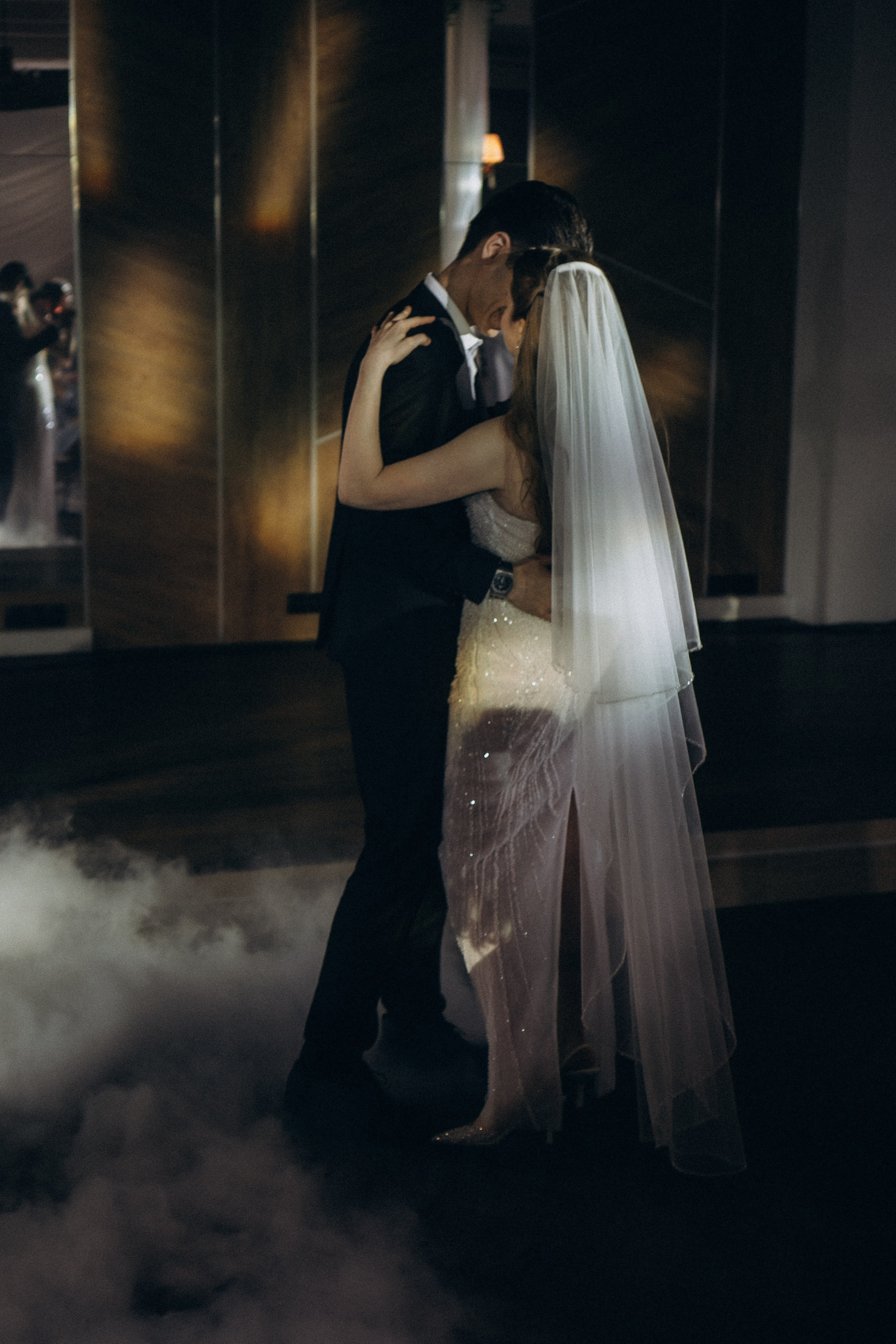 ПЕРВЫЙ ТАНЕЦ МОЛОДЫХ НА БАНКЕТЕ. ТРОГАТЕЛЬНЫЙ МОМЕНТ (СНЯТО В СИБИРЕ В НИЖНЕВАРТОВСКЕ). Профессиональный фотограф, Санкт-Петербург — Виктория Богомолова