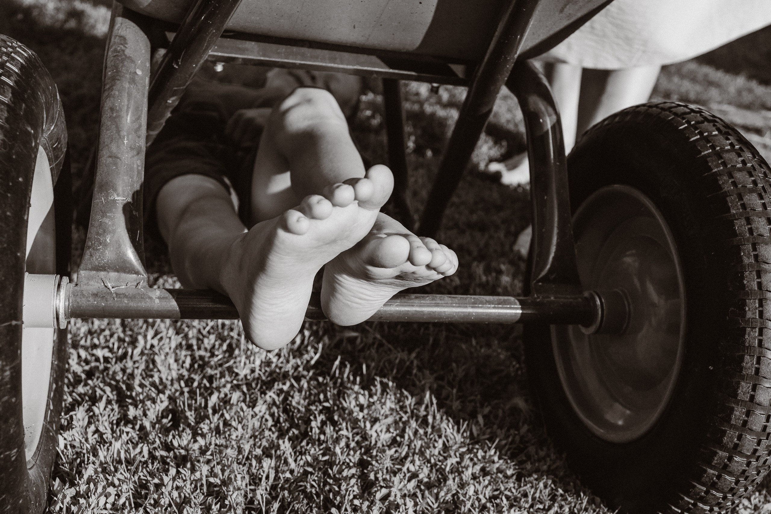 Фотосессия купание в старенькой ванне на даче в Ижевске