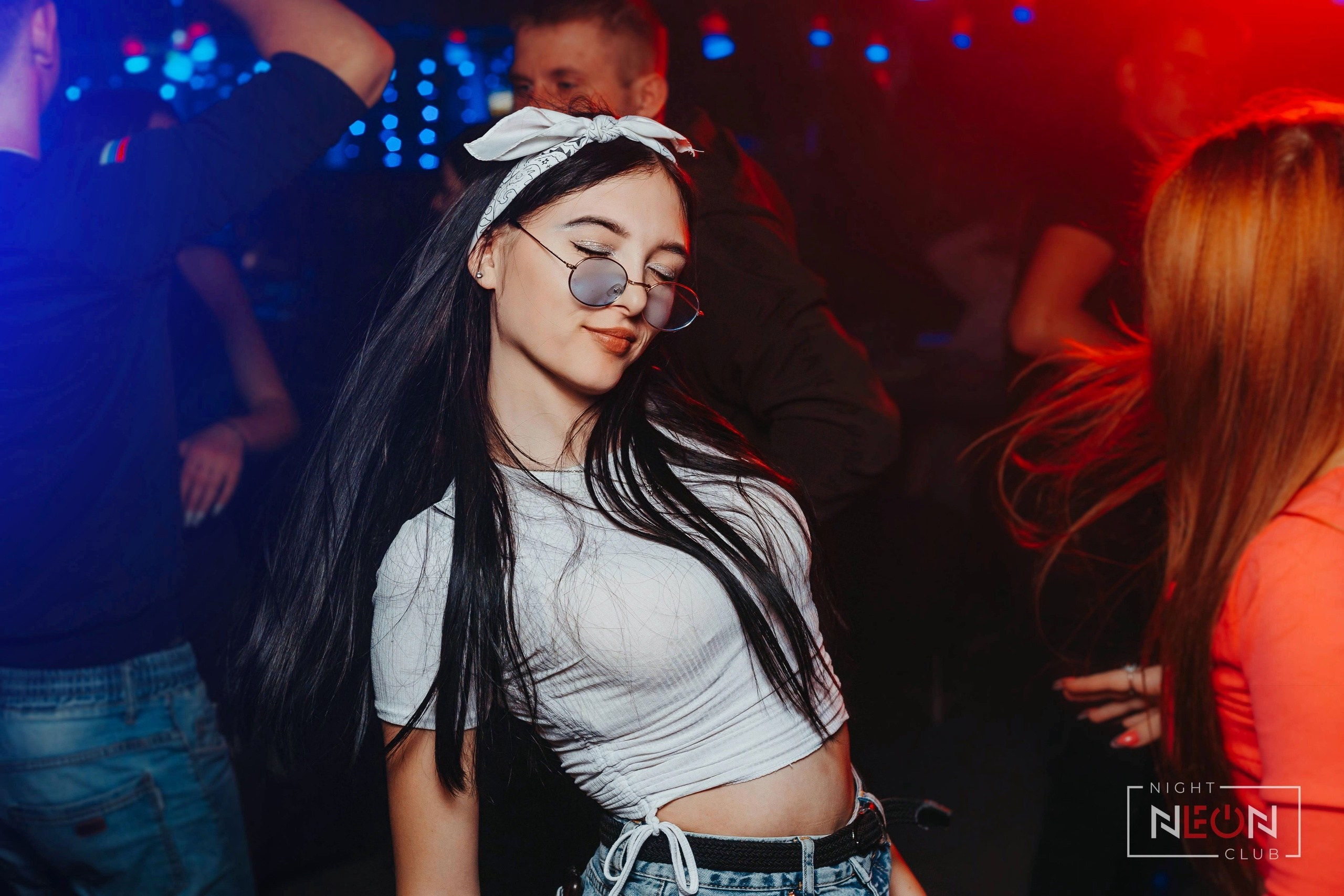 Ночной клуб НЕОН | Фотоотчеты NEON Барнаул. Репортажный (Event) фотограф в Барнауле | Даниил Маркин | Качество и вайб