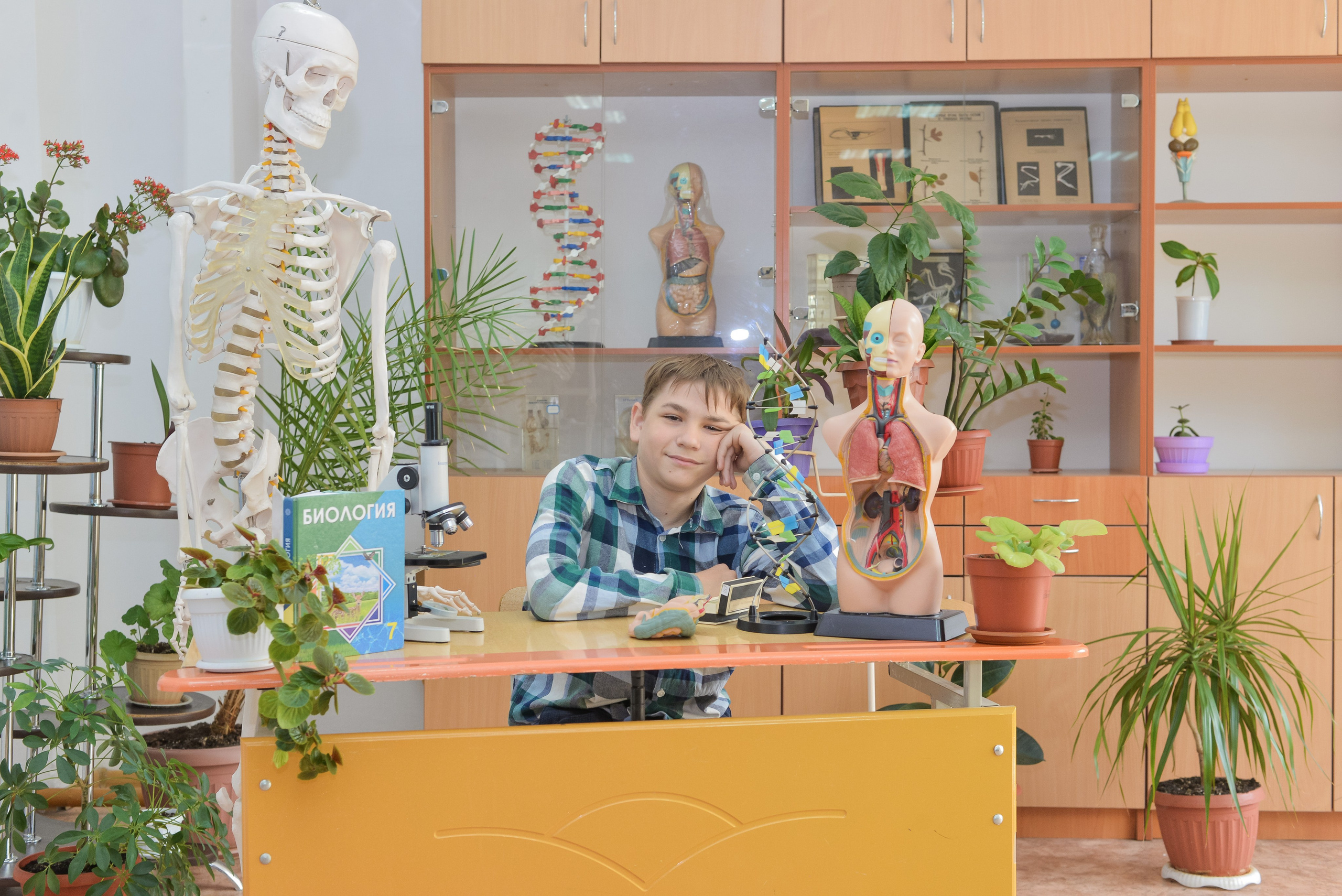 7 класс. Фотосессия в кабинете биологии. Детский и школьный фотограф в Костанае Рабига Сейткенова