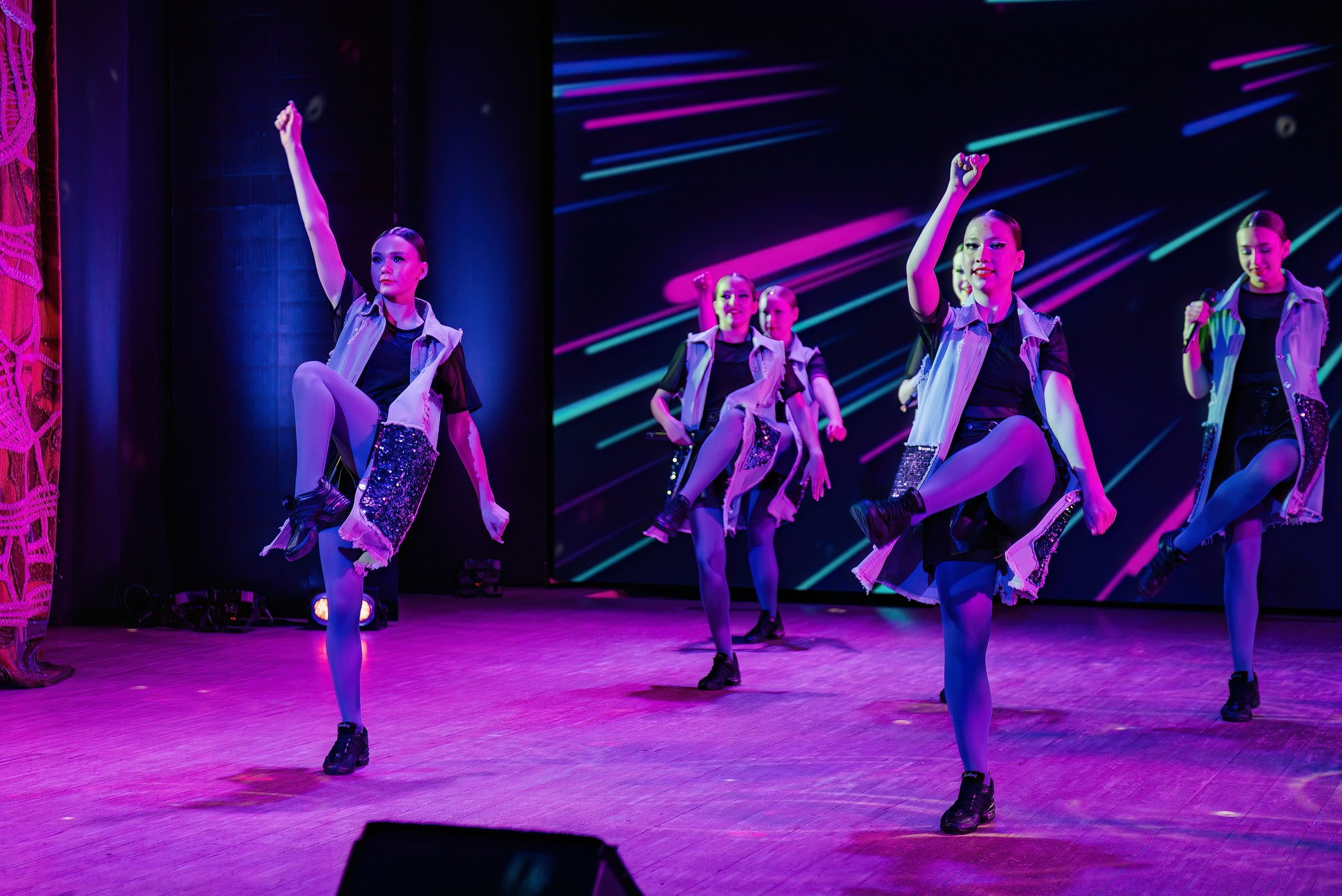 Отчетный концерт Образцового коллектива Алтая театра эстрадной песни «Созвездие». Свадебный и репортажный фотограф Никита Сницарев в Барнауле