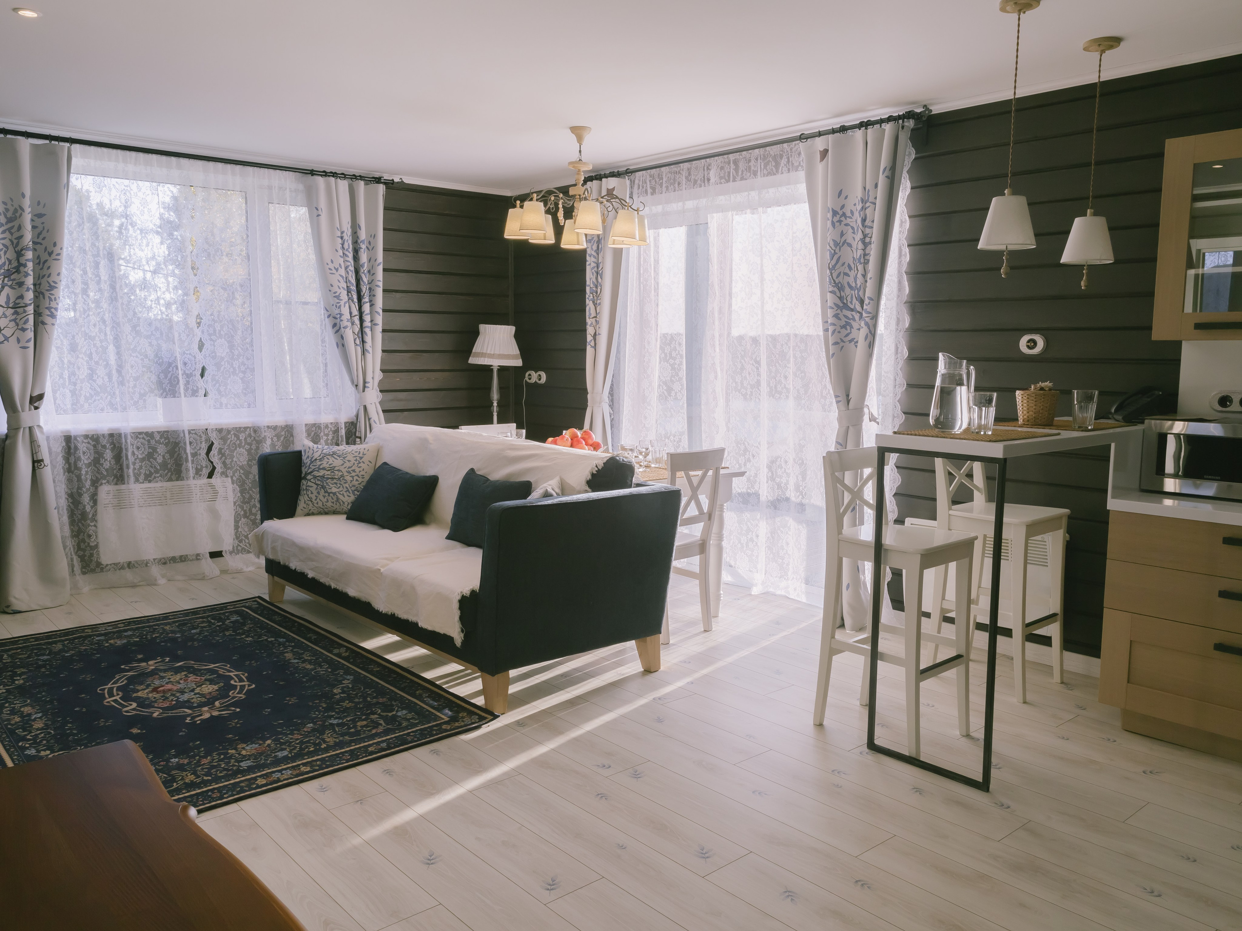 уютная гостиная на базе отдыха: текстиль, дерево, панорамный свет