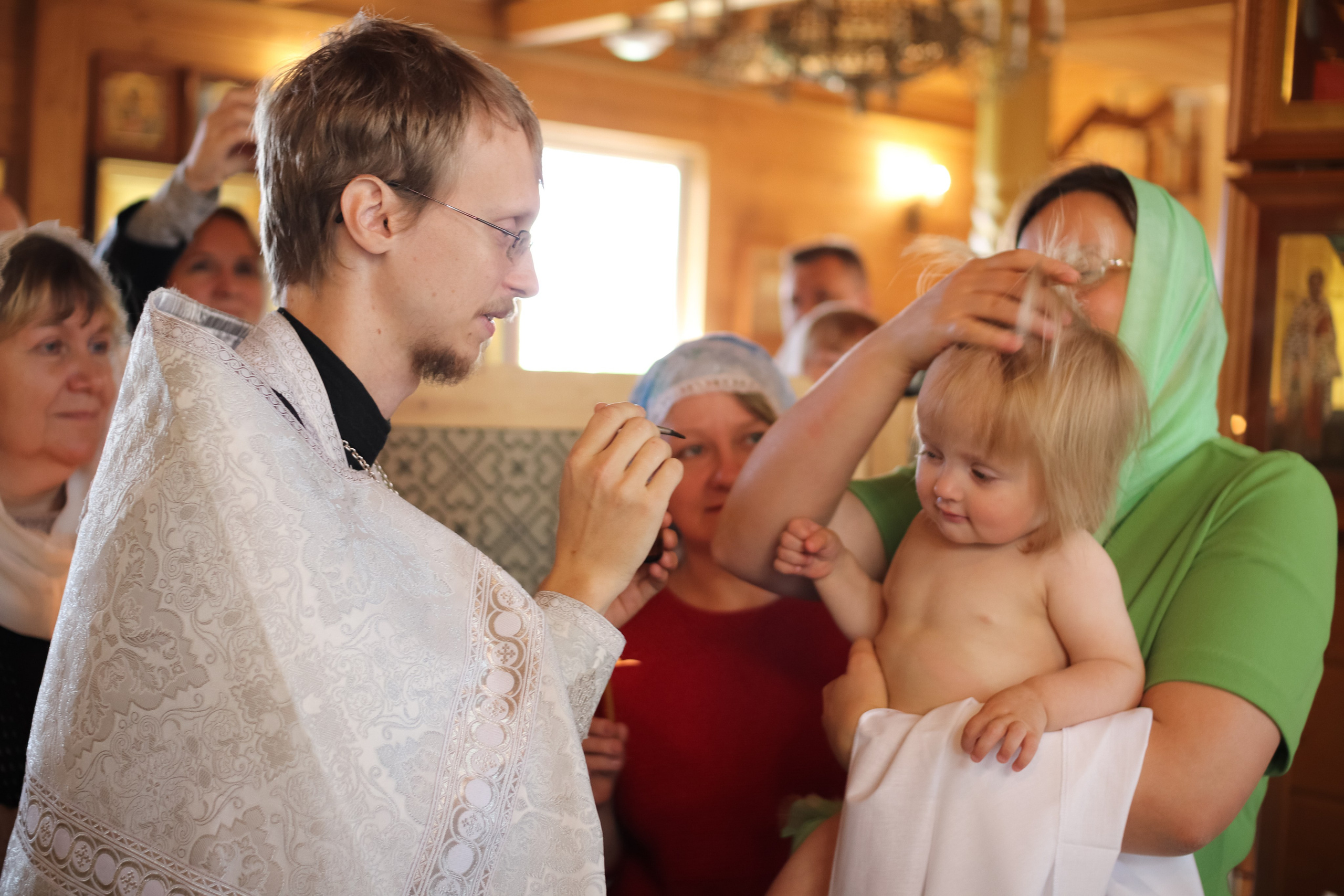 Крещение в храме Жён-Мироносиц в Марьино, базовая цветокоррекция. Фотограф на крещение/венчание