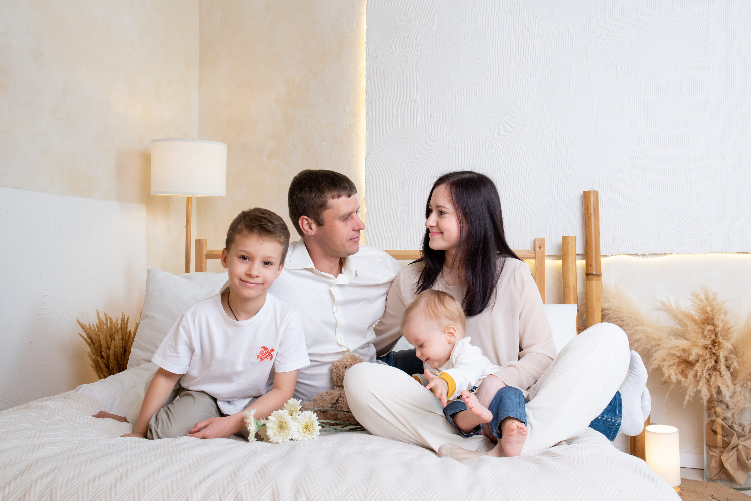 Семейная фотосессия в уютной студии Ростова-на-Дону. Школьный и семейный фотограф в Ростове-на-Дону