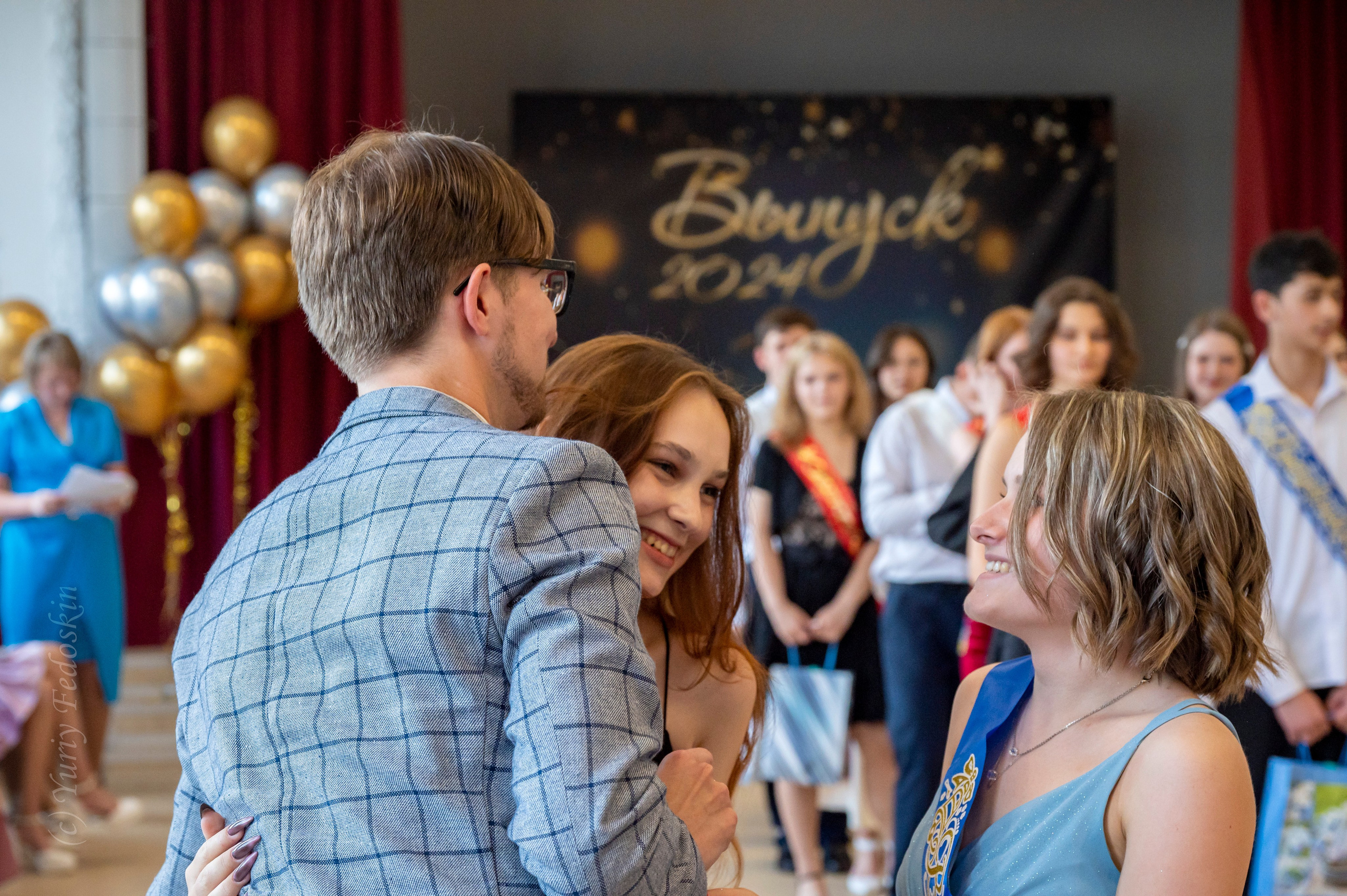 Репортаж о выпускном 9 классов в школе № 7 города Королёва, 26.06.24г. Профессиональный фотограф интерьеров в Москве Юрий Федоскин