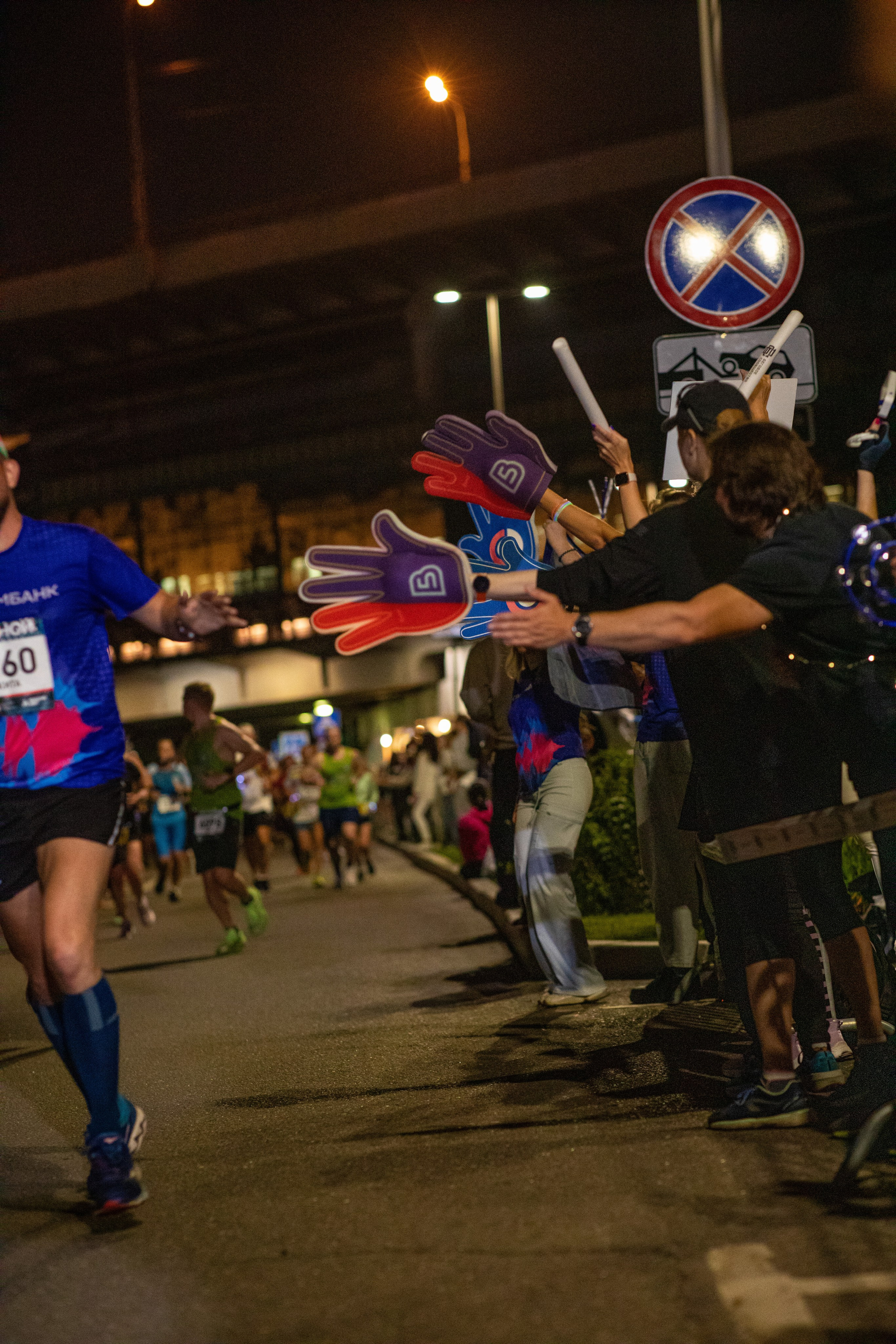Ночной забег в ленте фотографий бегунов 03.08.24. Фотограф Сергей Ловкий