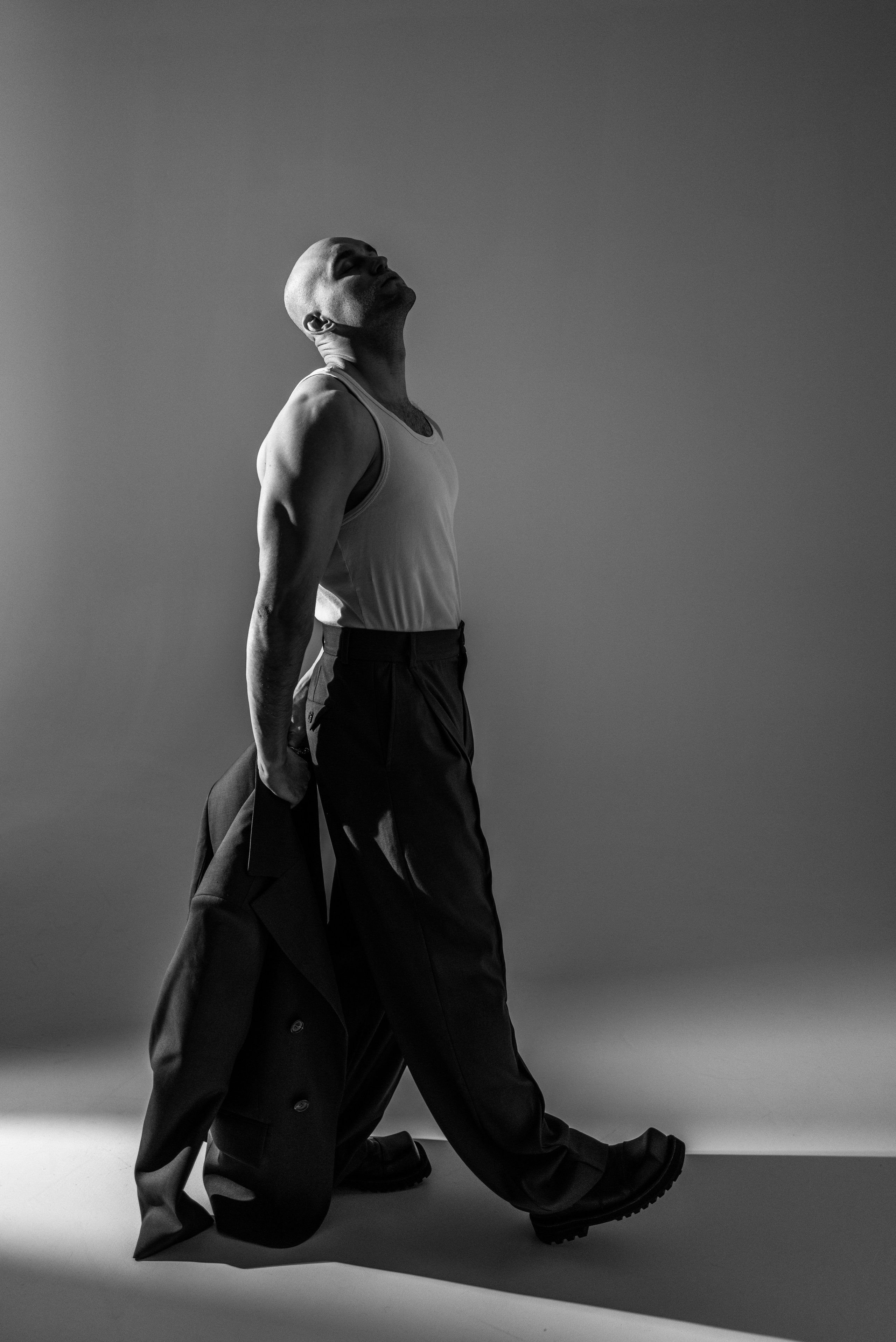 Профессиональная мужская фотосессия, черно-белый стиль, Москва.