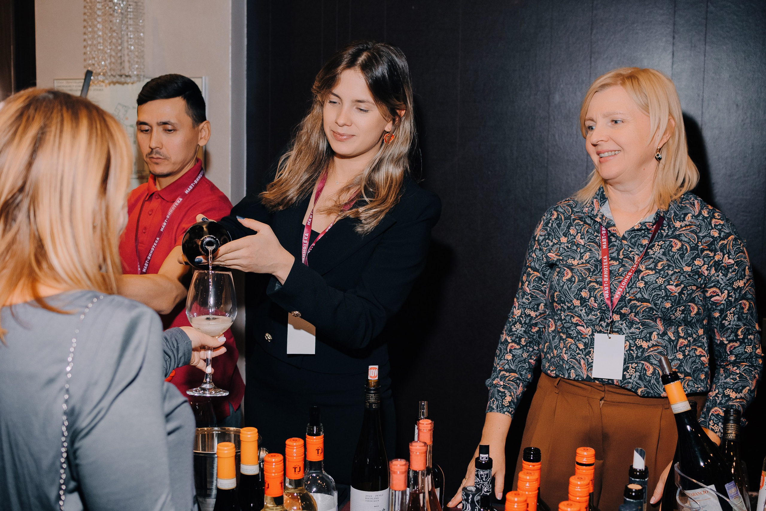 ФЕСТИВАЛЬ ВИНА И КРЕПКИХ НАПИТКОВ МАВТ-ВИНОТЕКА. Репортажный фотограф Зуев Роман г. Челябинск