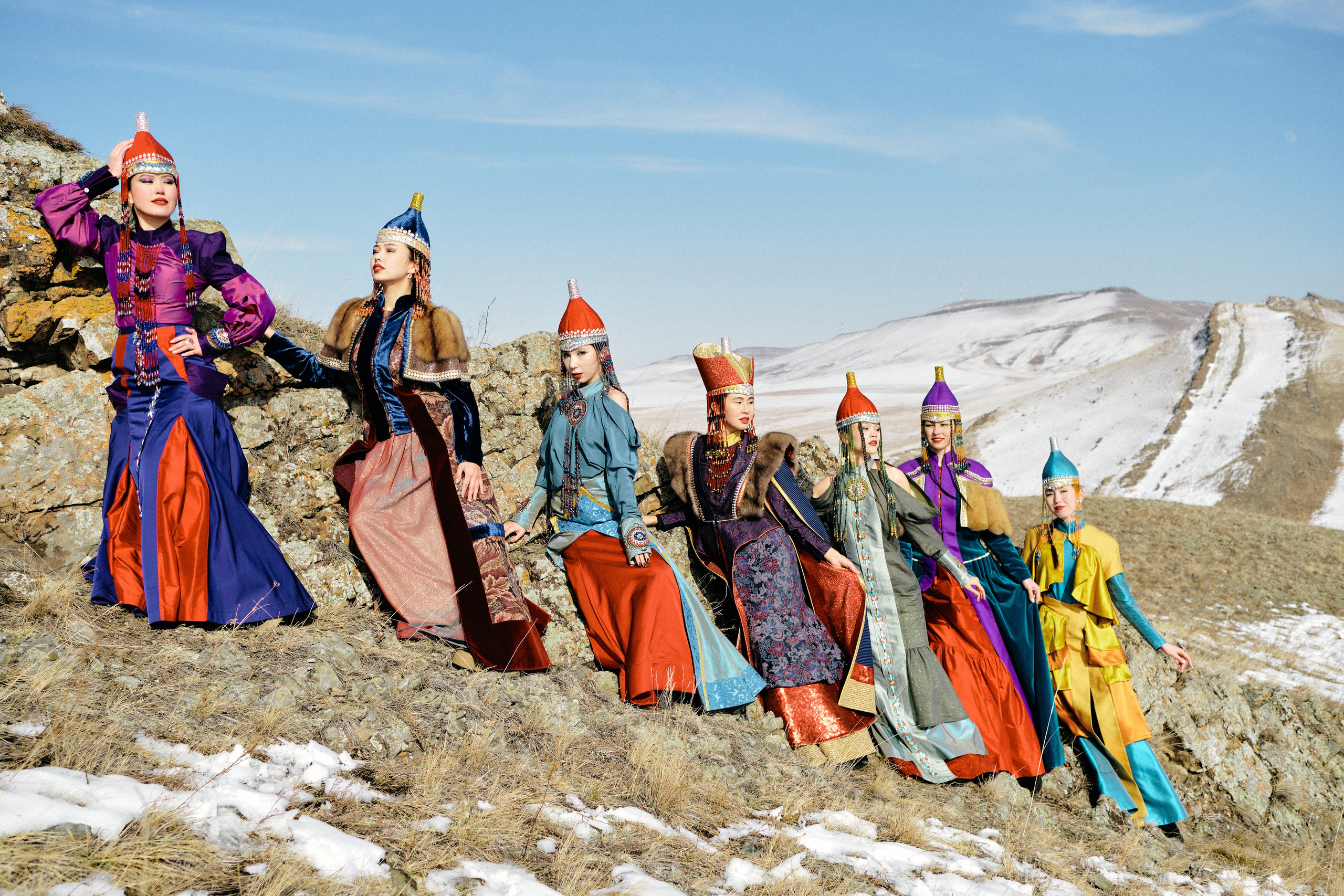 За это на землю пришел голод. В отчаянии сестры решили пожертвовать младшей. Она узнала об этом и убежала — бросилась в реку Асхыс, где поведала свою боль духу воды. 