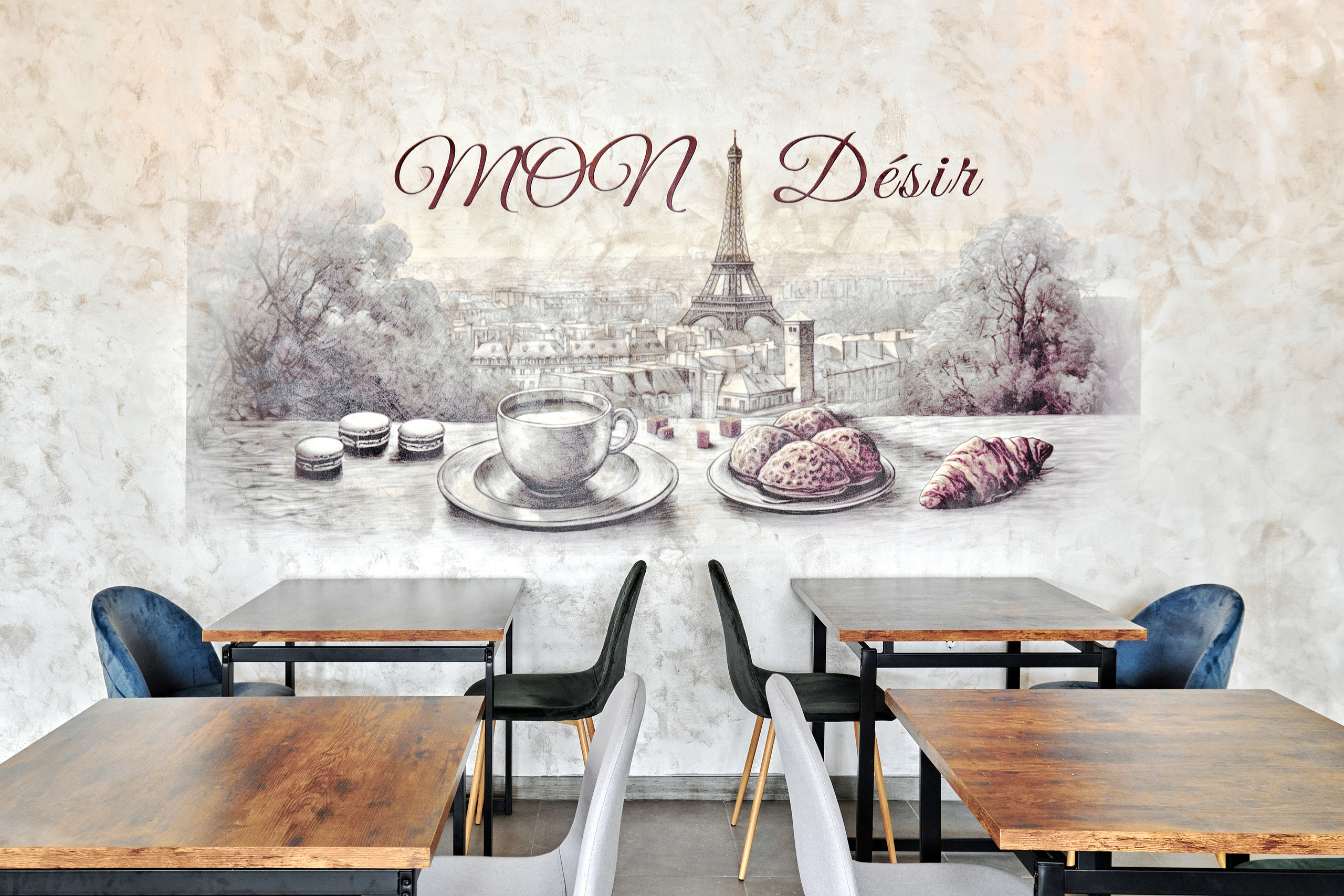 Mural artístico impreso y graffiti en la pared de una cafetería y tienda en España