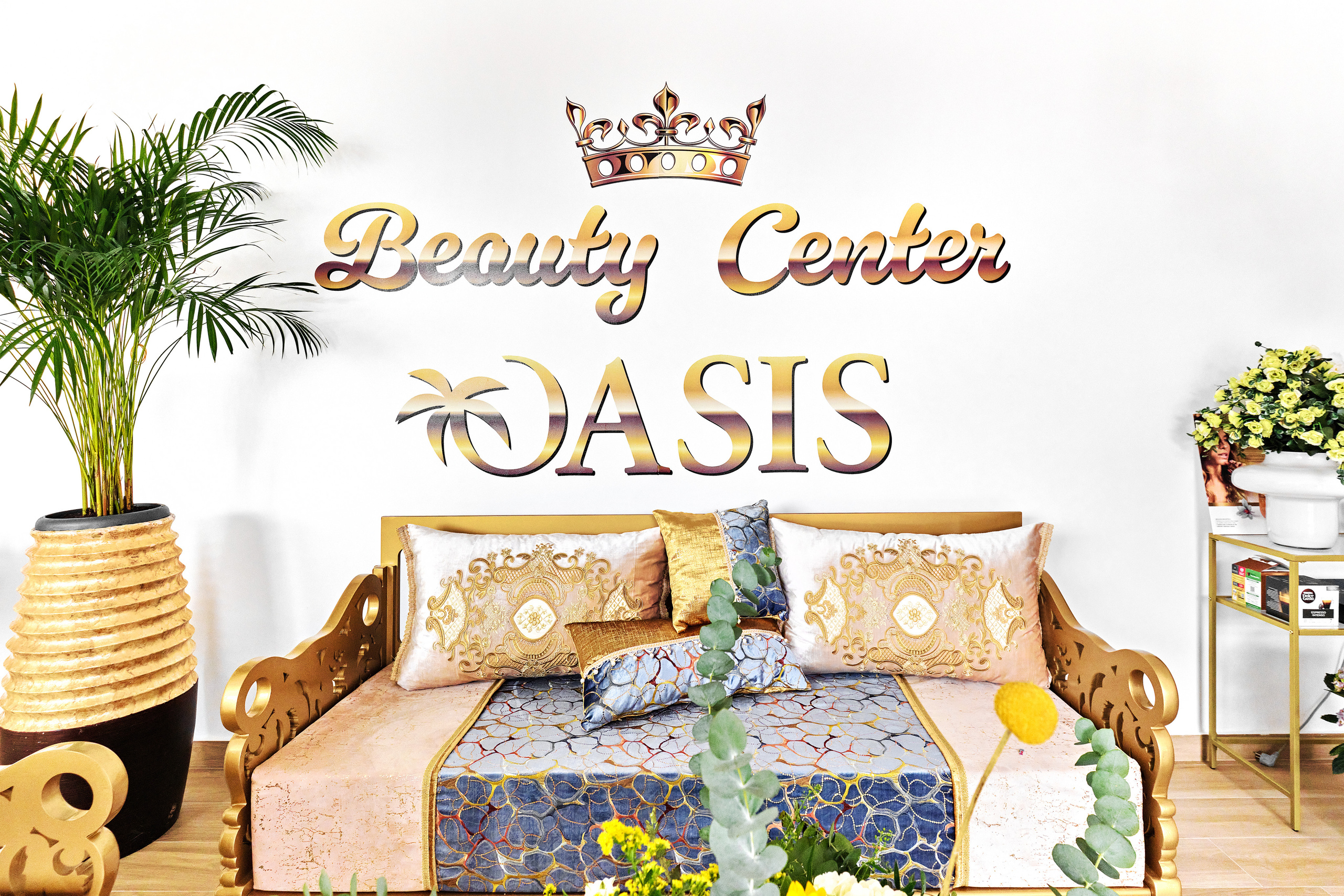 Mural artístico y graffiti en la pared de un salón de belleza y peluquería en España.