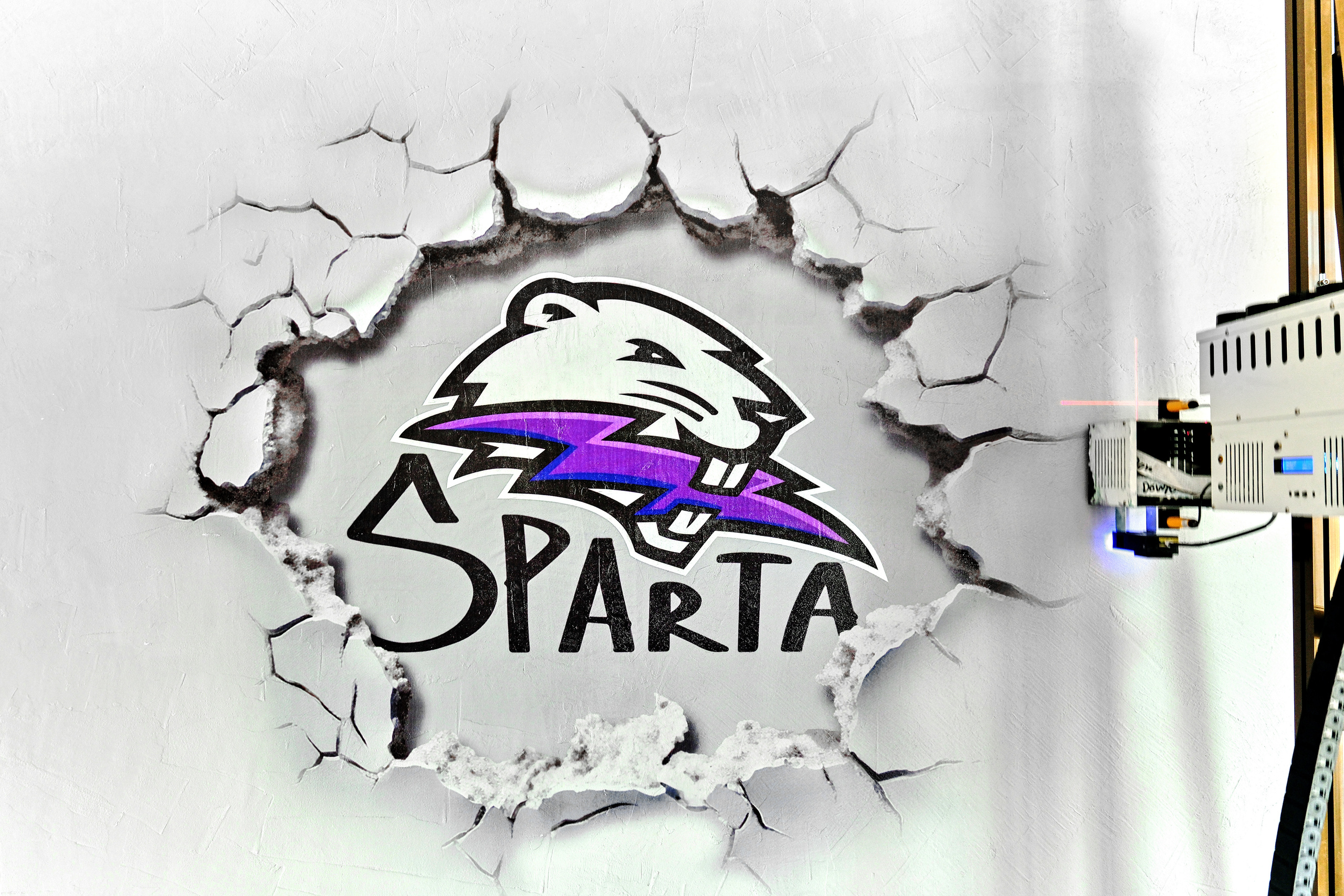 Mural de arte impreso y graffiti en una pared de un gimnasio en España