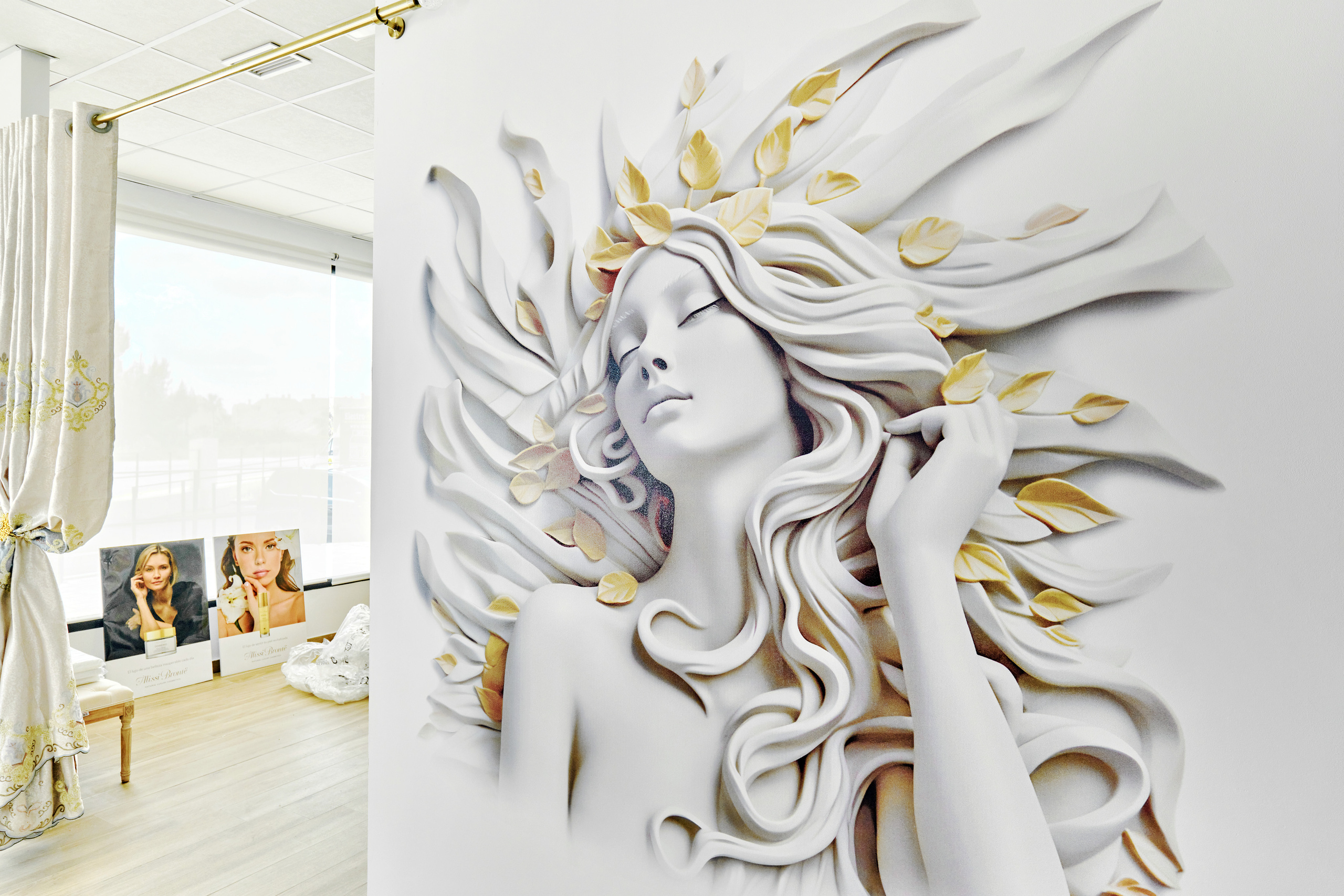 Mural artístico y graffiti en la pared de un salón de belleza y peluquería en España.