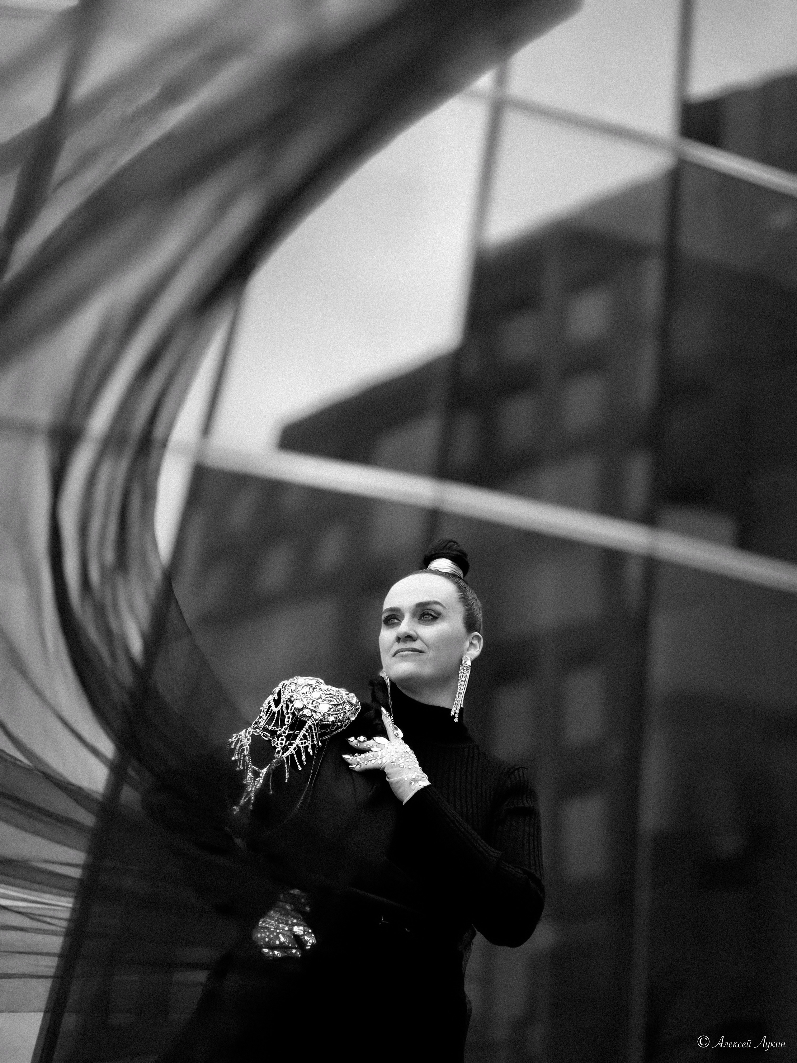 Профессиональная фотосессия в интересных местах СПб в черно белом стиле.