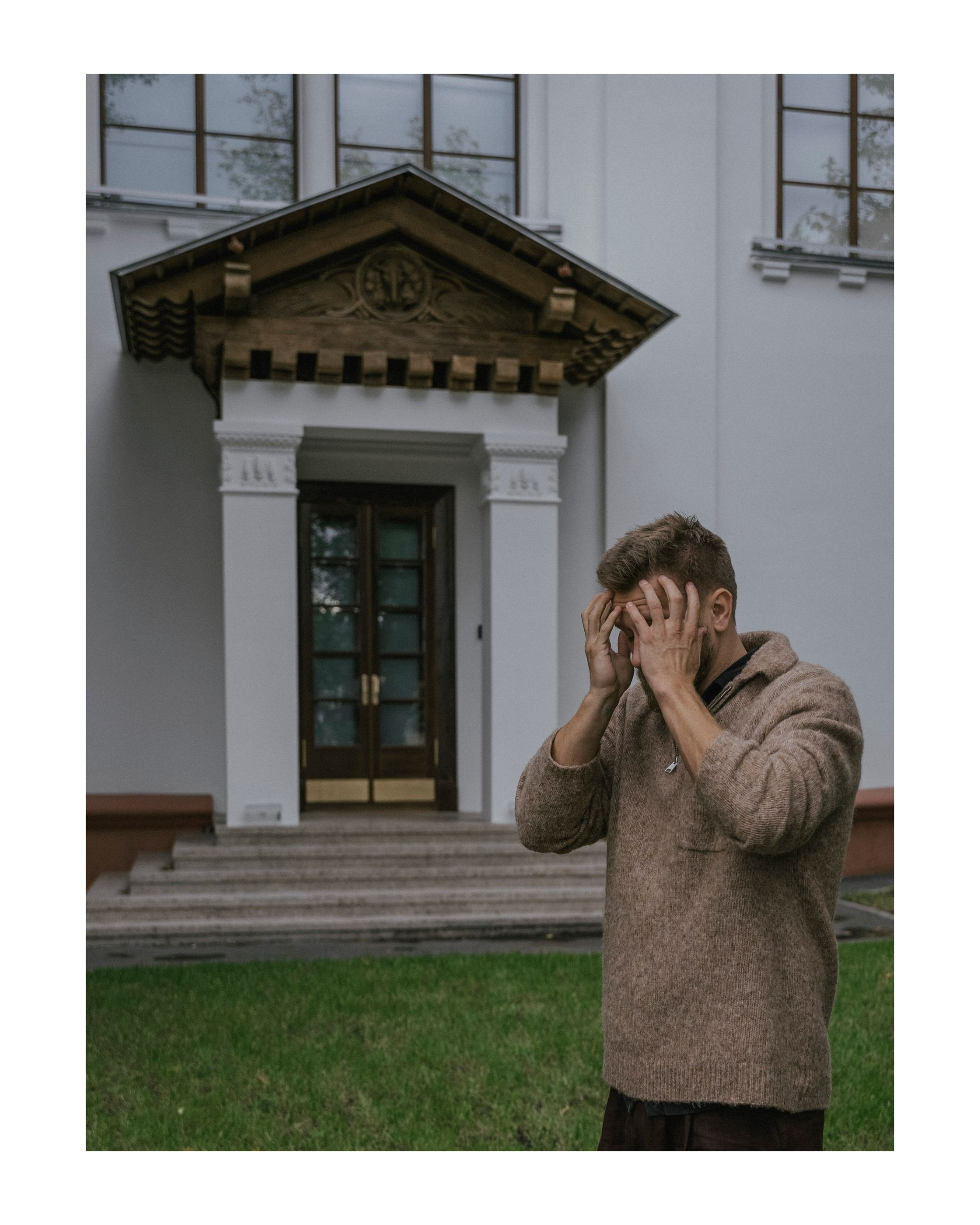 мужчина держится руками за голову