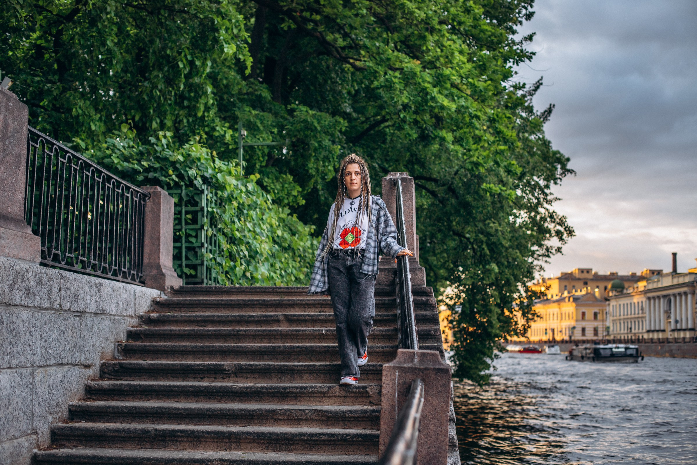 Лиза в июне. Фотопрогулка в Петербурге. Индивидуальный и семейный фотограф в Санкт-Петербурге