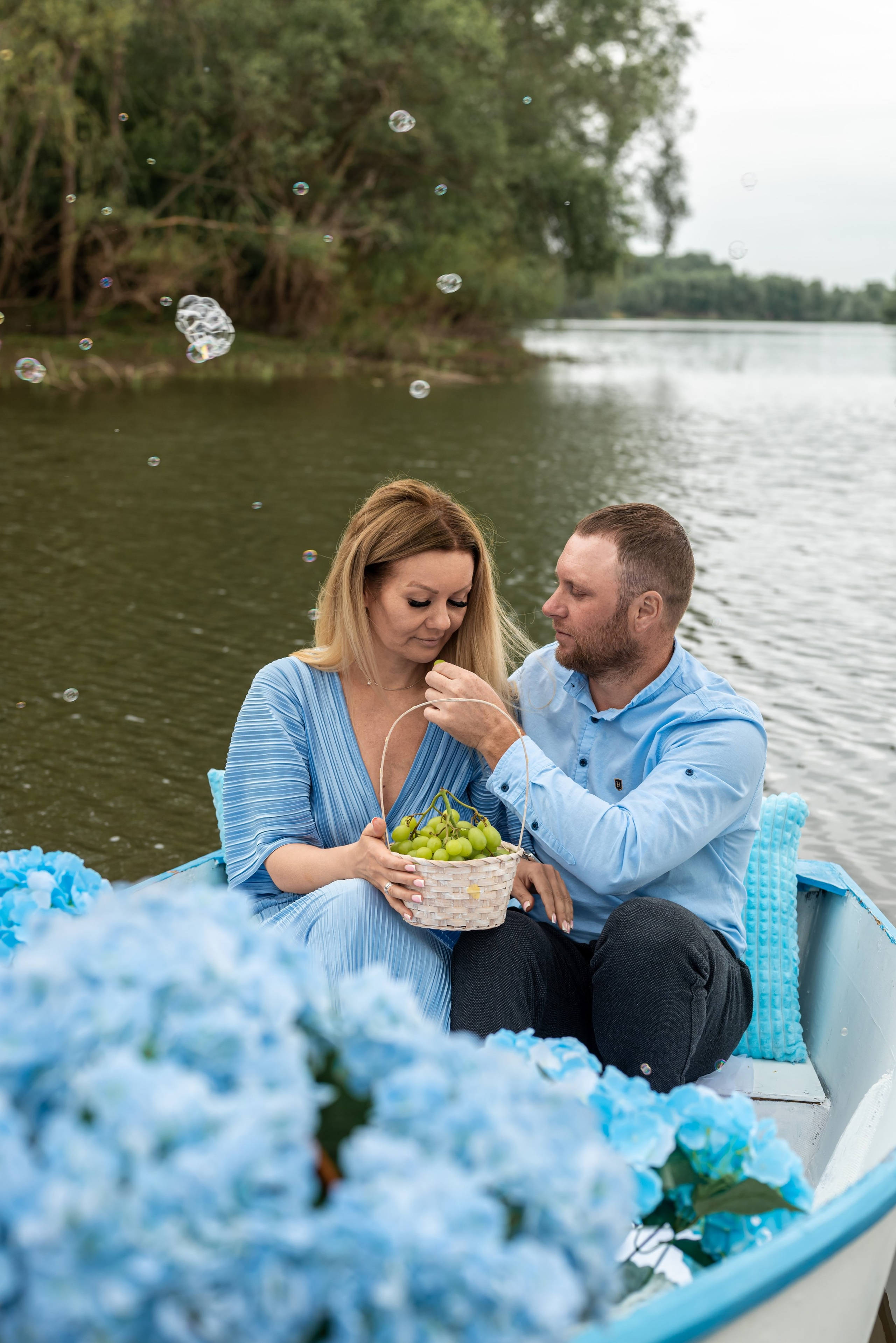 Фотопроект на лодке с голубыми гортензиями. Фотограф в городе Салават