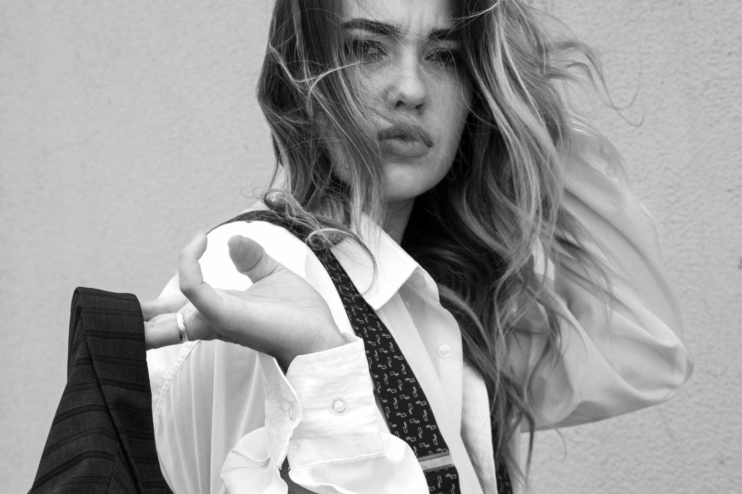 Монохромная фотография девушки в мужском костюме застилает взгляд зрителя элегантностью и изяществом. Одновременно сдержанная и провокационная, девушка в этой фотографии иллюстрирует вечную борьбу противоположностей, создавая потрясающе харизматичный образ. Екатеринбург фотосессии  Автор фотограф: Додров. Ph: dodrov.