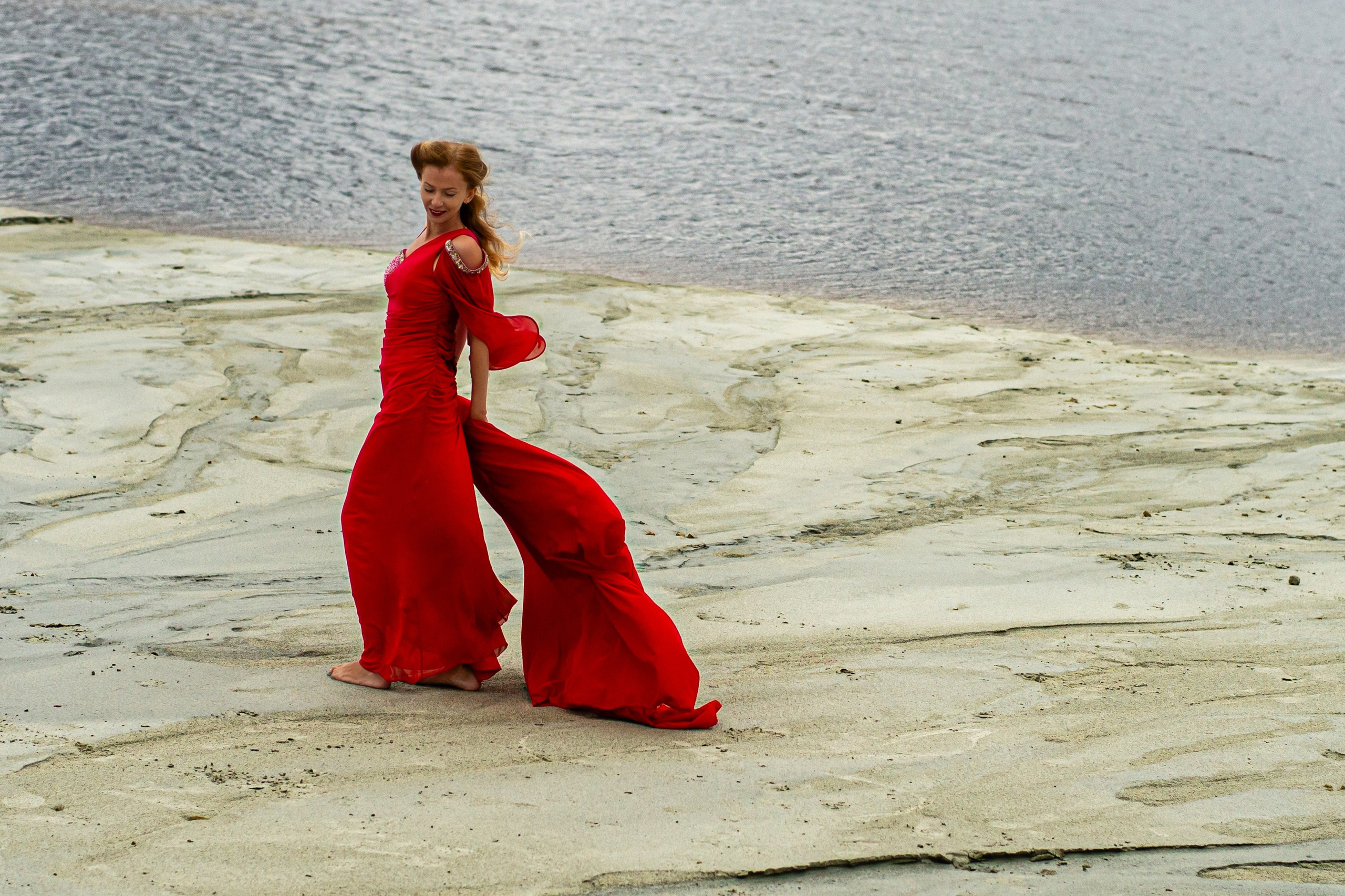Девушка в красном атмосферная, творческая фотосессия на Березовских песках Екатеринбург. Автор фотограф: Додров. Ph: dodrov. 