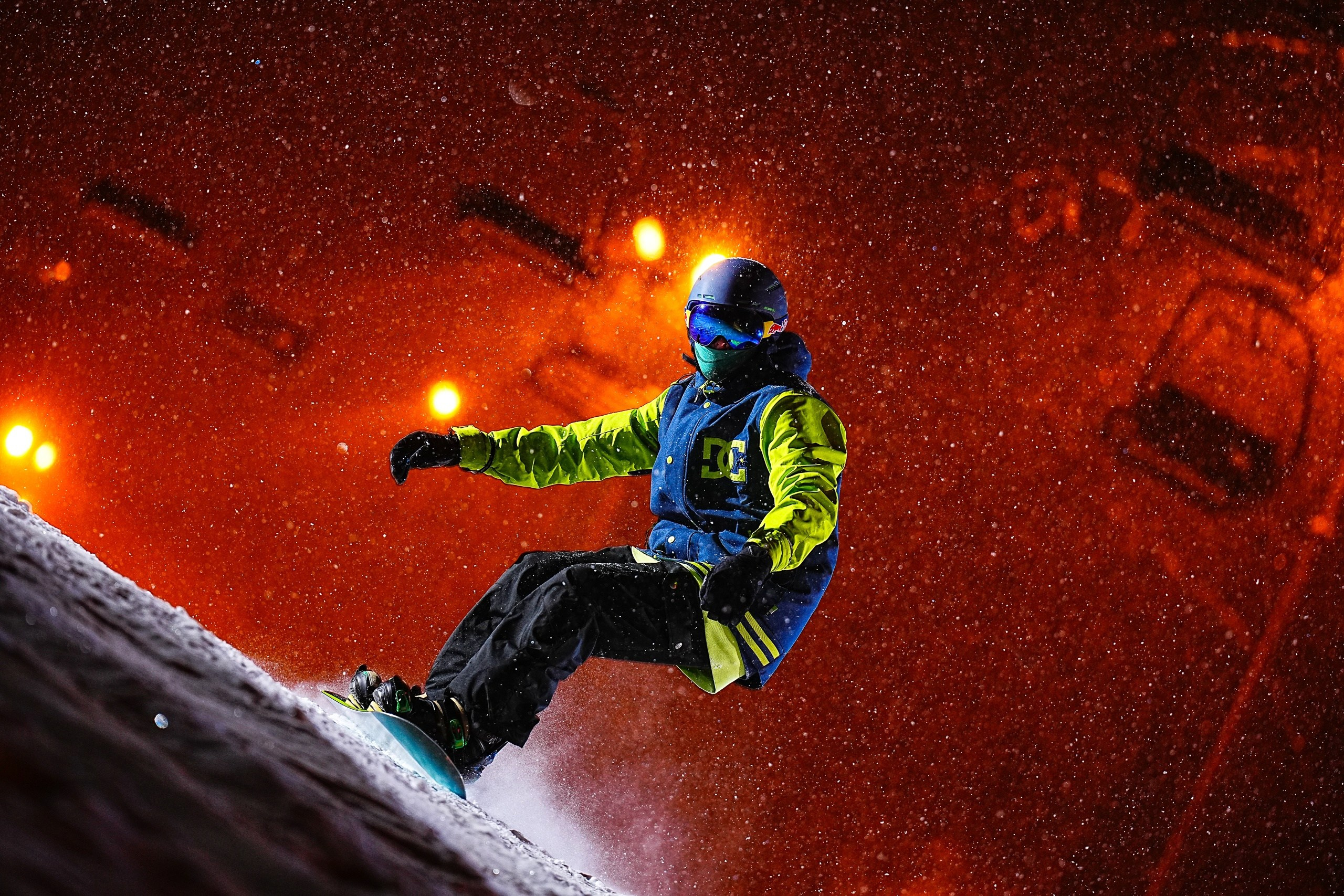 Вечерняя съёмка на склонах с использованием внешних вспышек. Фотограф Студитский Евгений