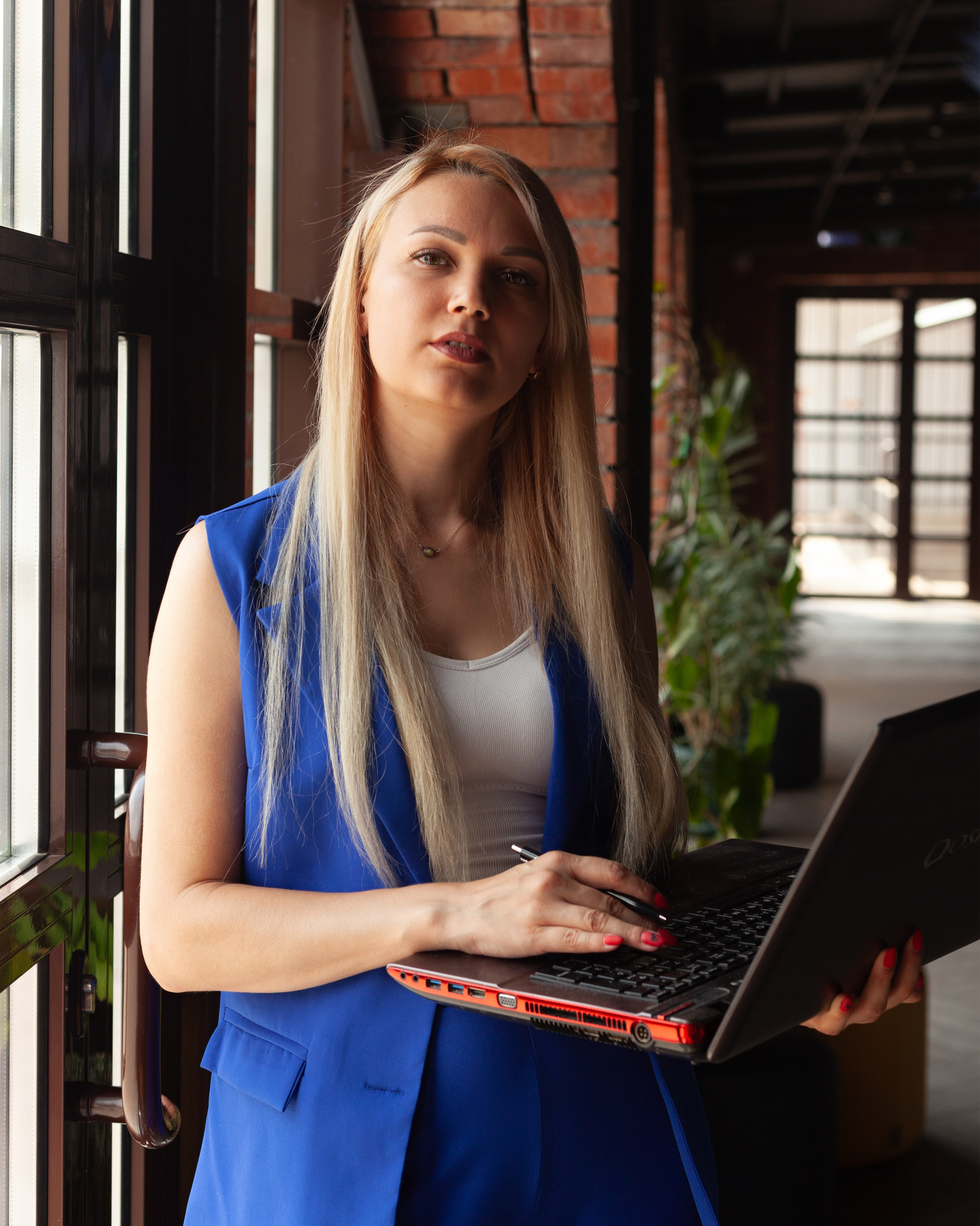 Женский портрет с книгой в руках