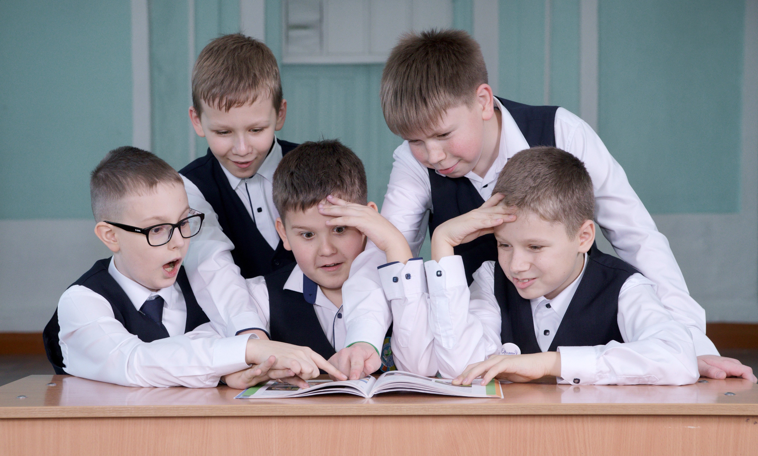 Выпускник начальной школы - сьемка в школе  - с книгой