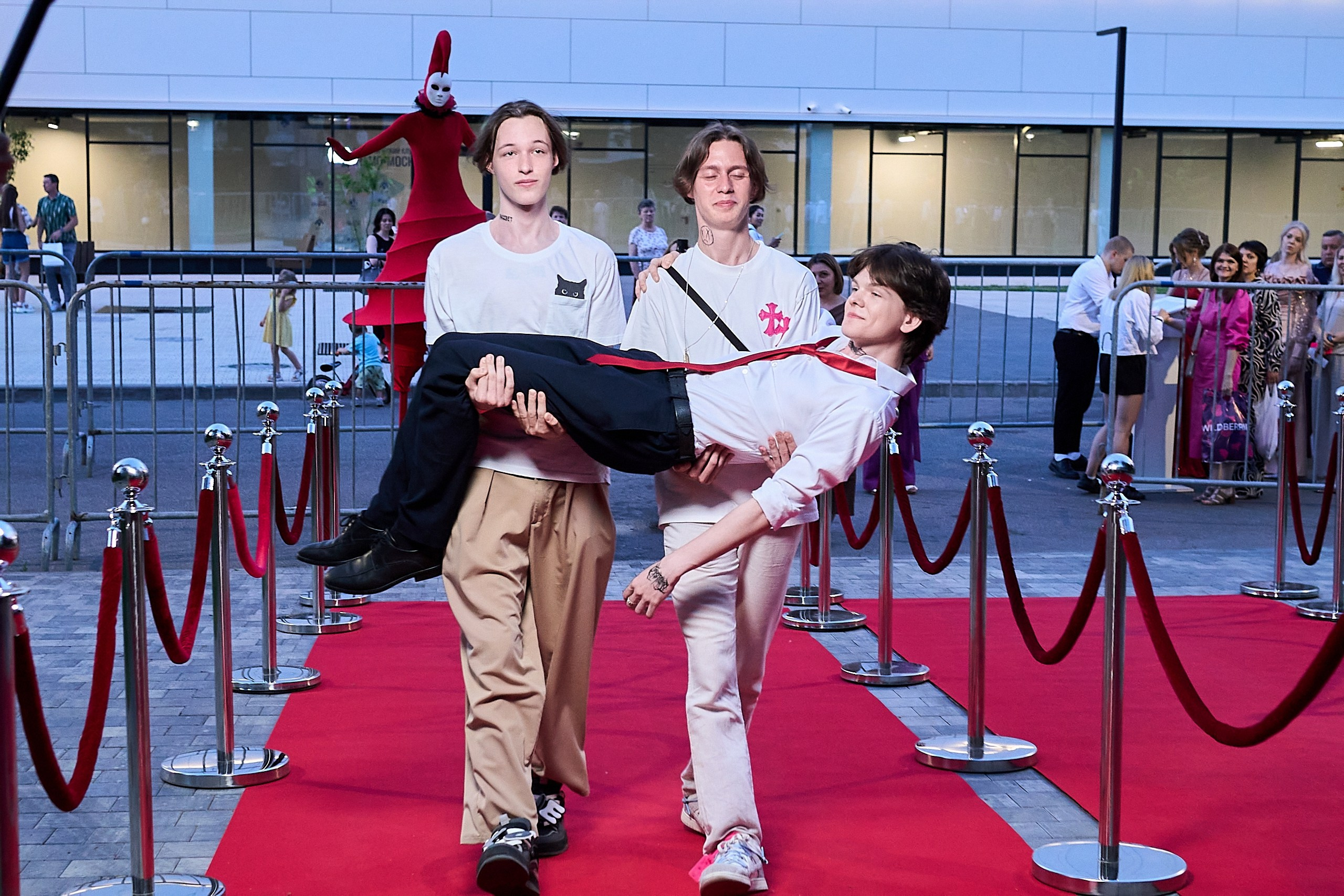 Выпускной 2024 концертный зал Академия ВТБ. Фотограф и Видеограф в Москве. Олег Корушев