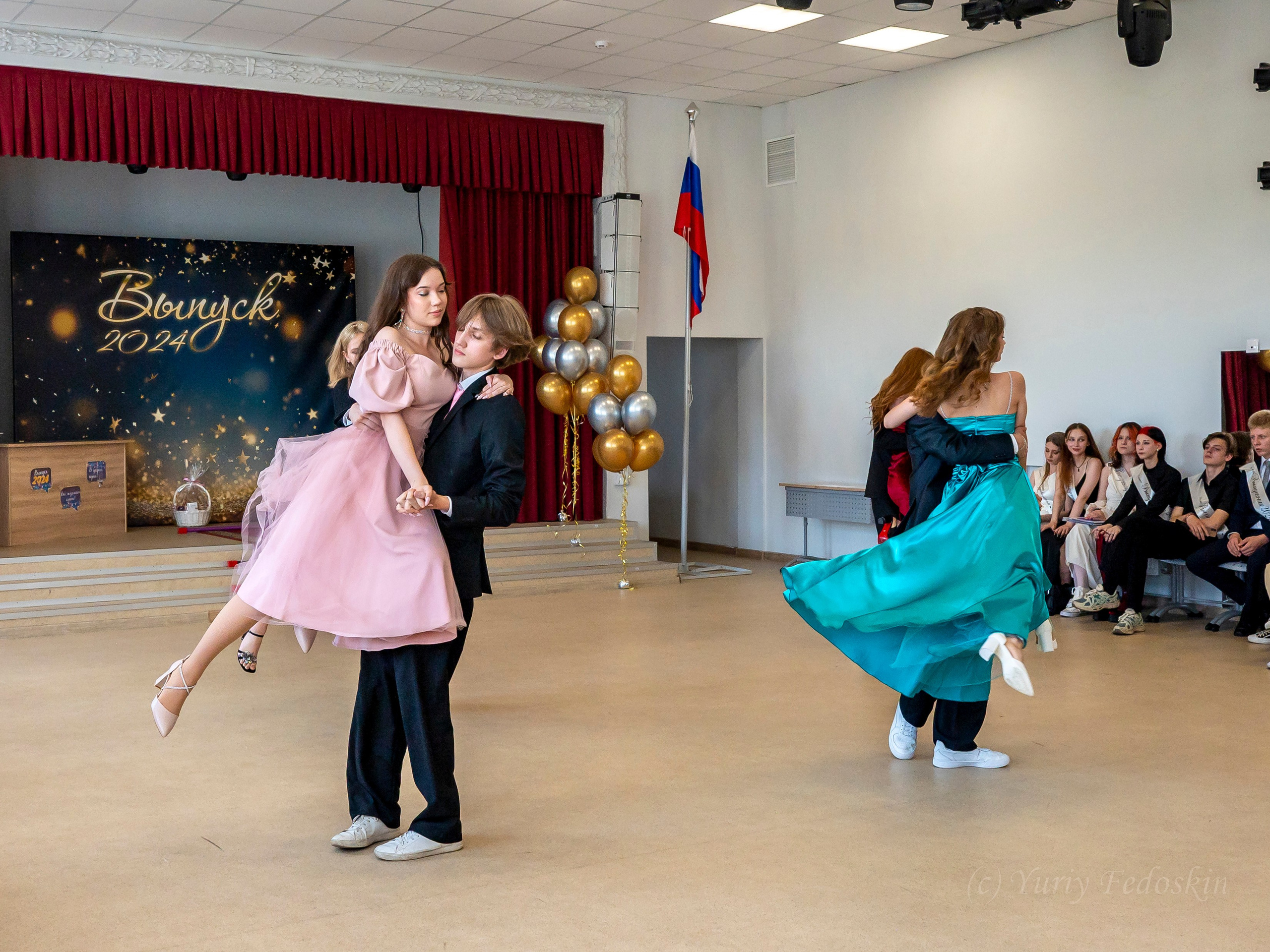 Репортаж о выпускном 9 классов в школе № 7 города Королёва, 26.06.24г. Профессиональный фотограф интерьеров в Москве Юрий Федоскин