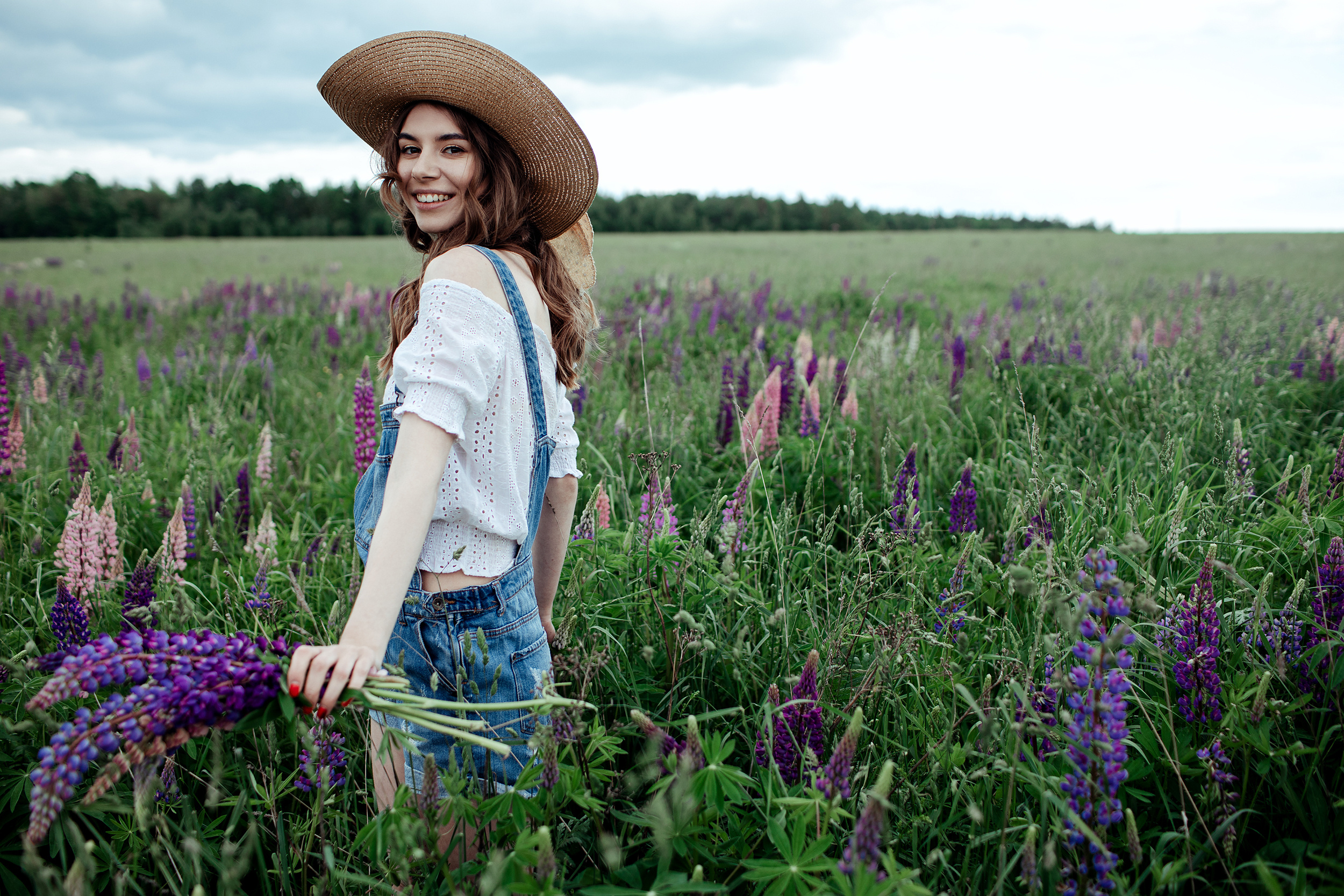 Фотосессия в люпинах. Анна. Свадебный и семейный фотограф в Твери, Москве, Санкт-Петербурге