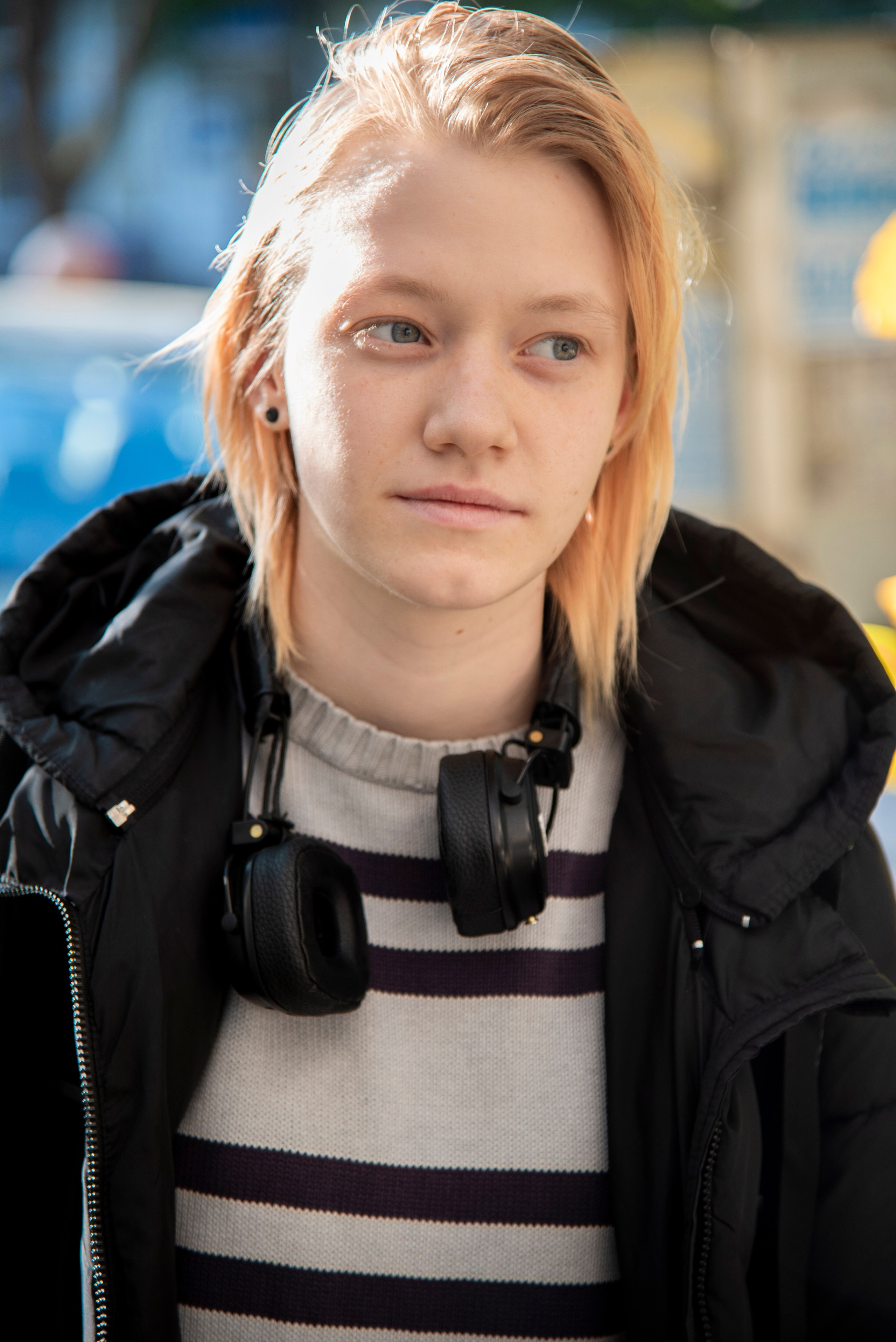 портет девушки в наушниках