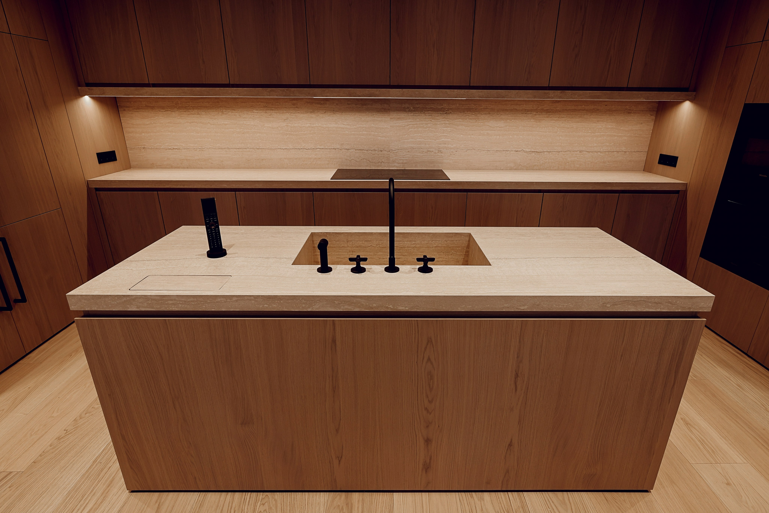 Столешница из натурального камня.