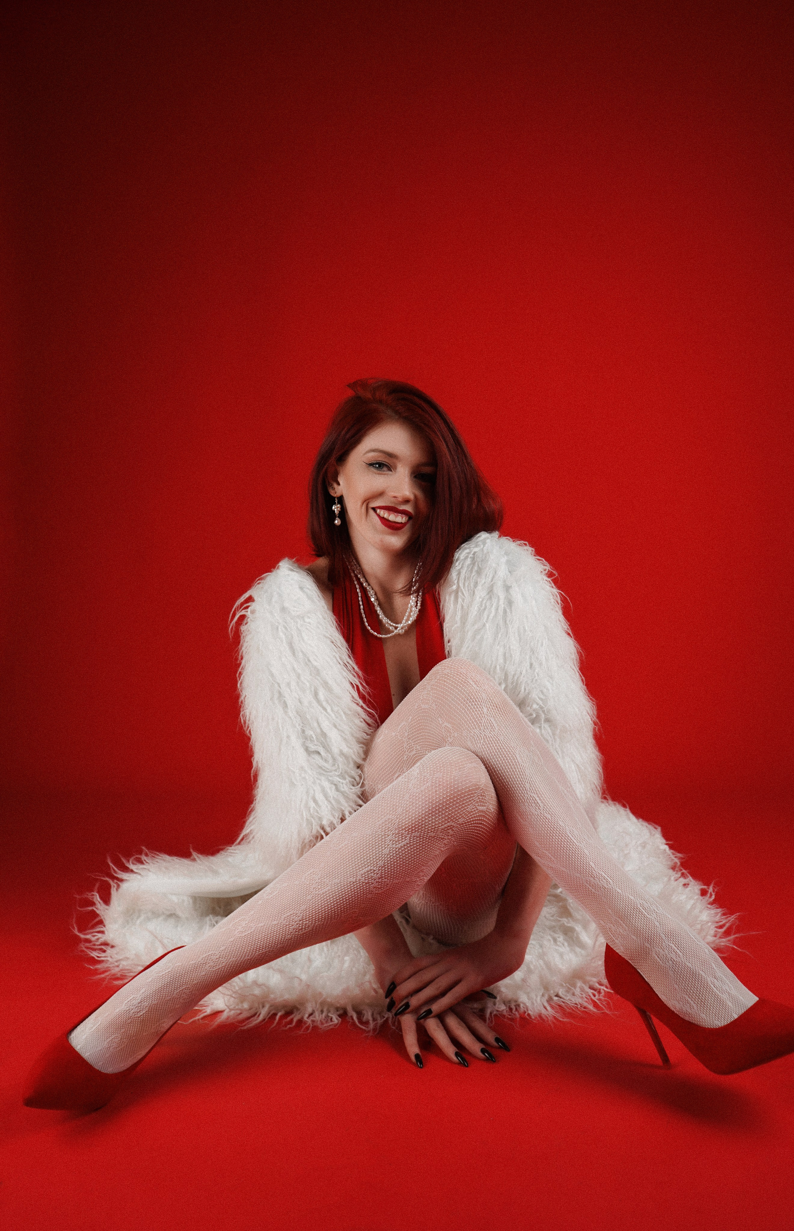 Фотосессия на красном фото в студии Котта. Фотограф Ростов-на-Дону. Свадебный фотограф в Ростове-на-Дону. Таинство Крещения и Венчания, семейные фотосессии. Алёна Чёботова