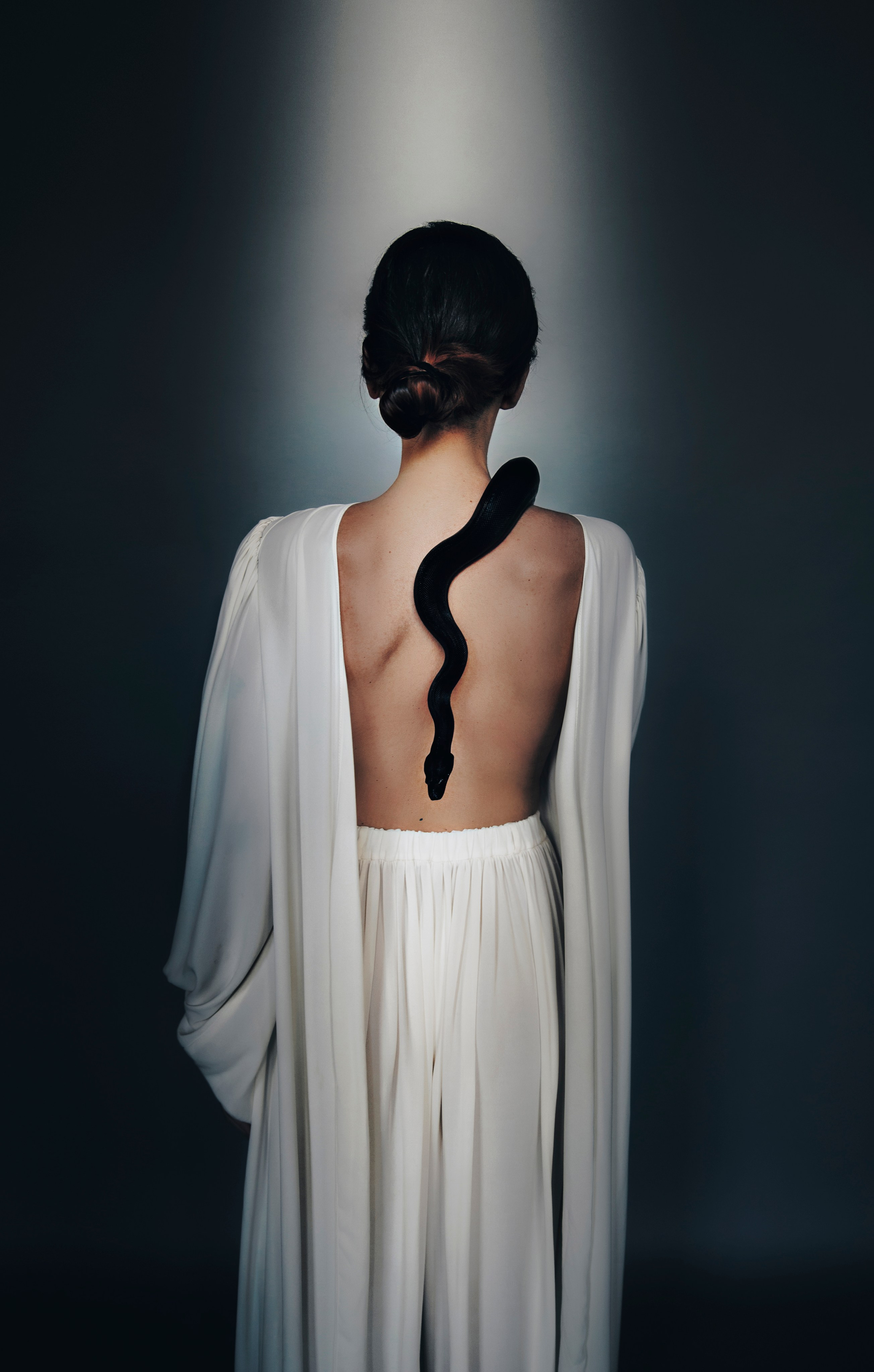 девушка с черной змеей на спине 