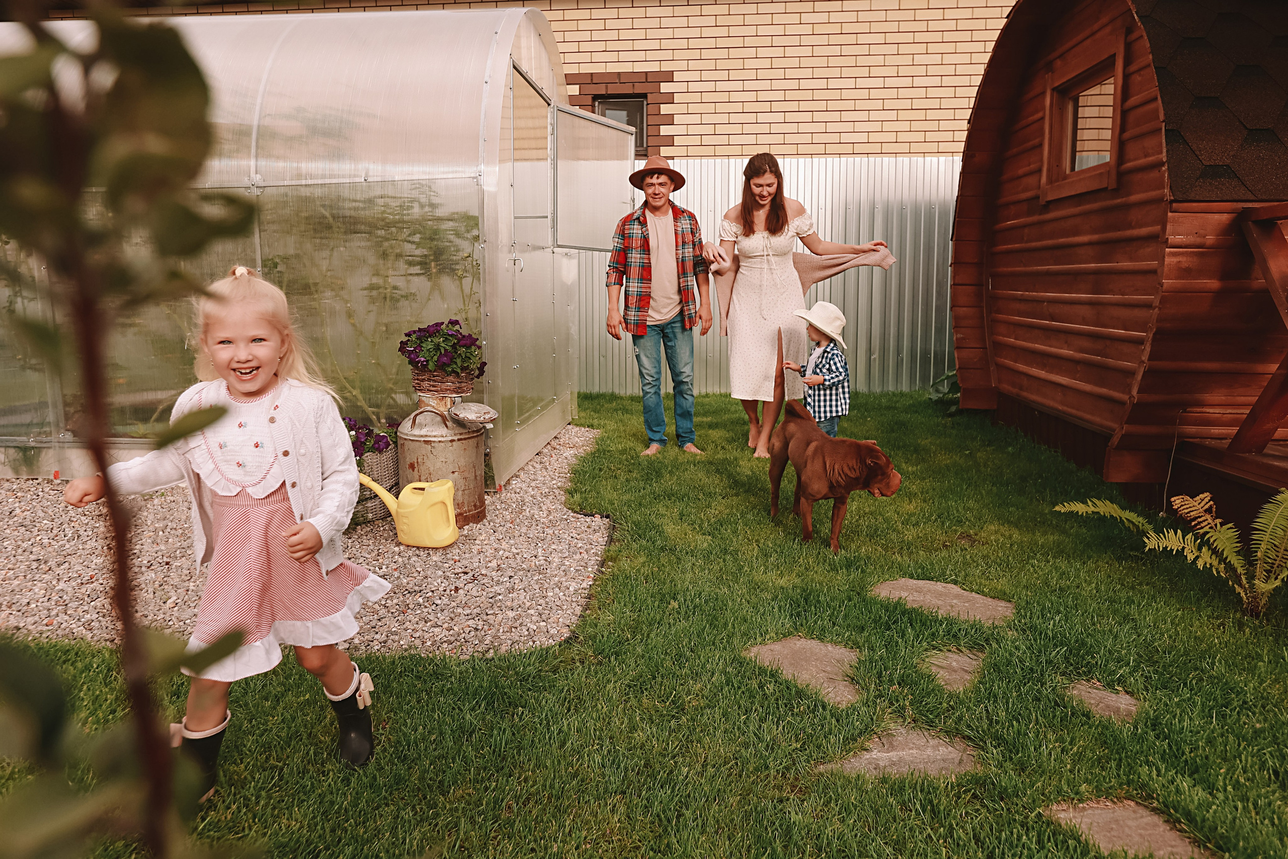 У дома. Семейный фотограф Тюмень, фотограф на роды Салмина Мария