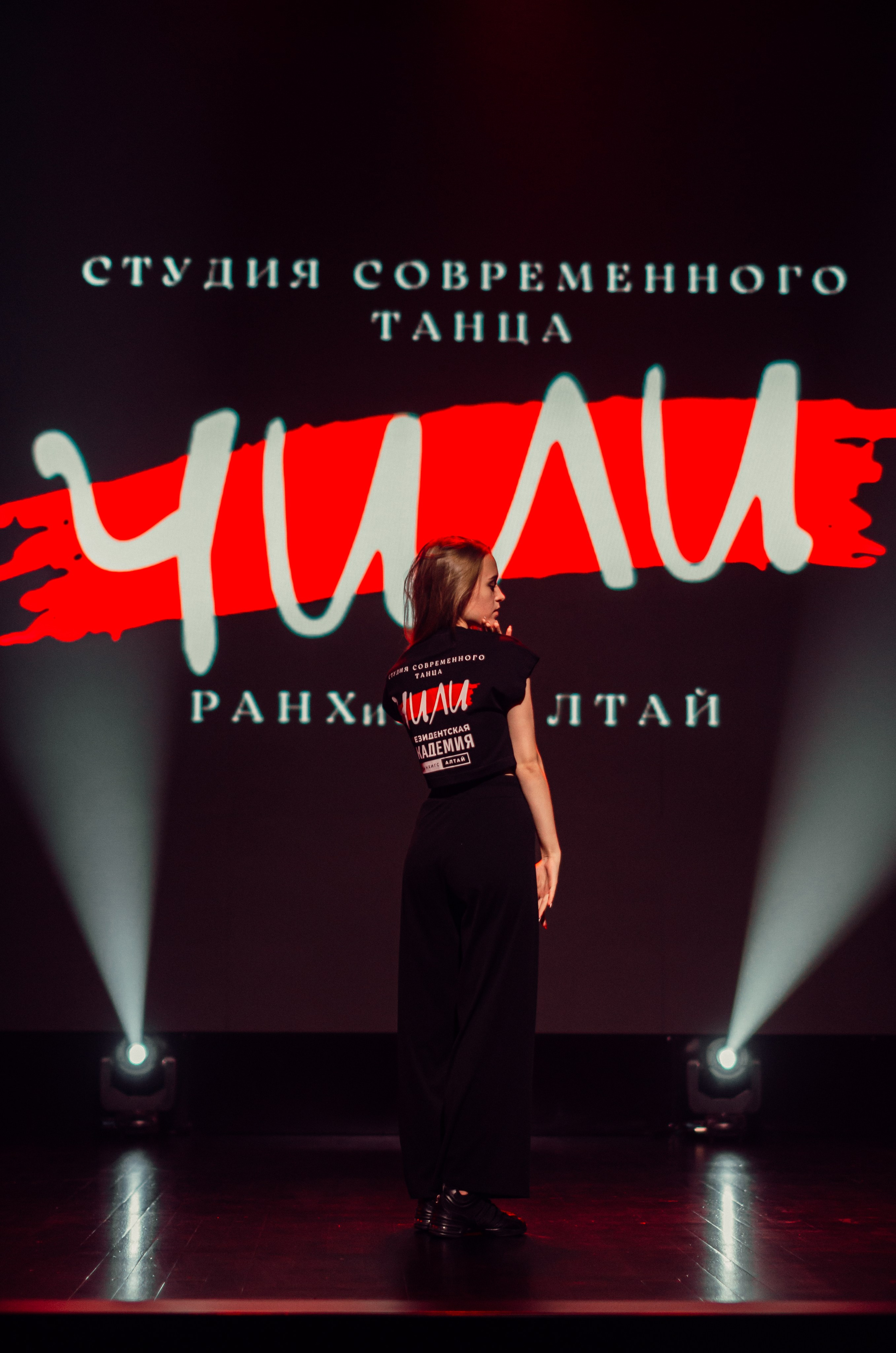 Групповая фотосъемка танцевального коллектива. Денисова Аля — фотограф для парных съемок и индивидуальных историй в Барнауле