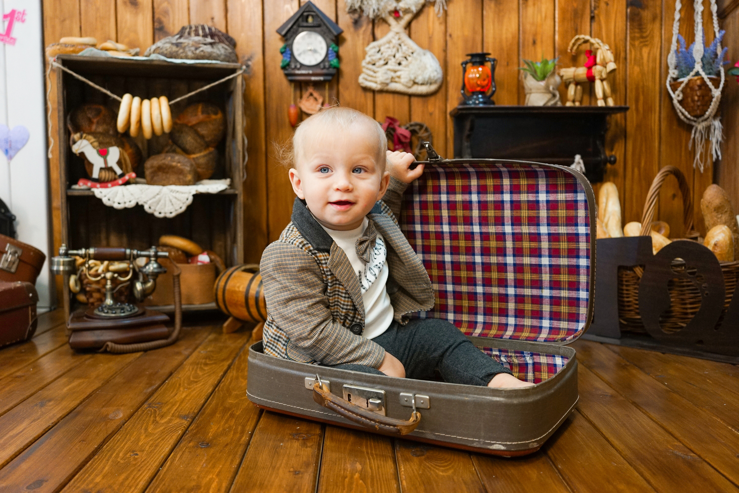 Деревянный Подиум. Детская Фотостудия ГОДОВАСИКИ в Санкт-Петербурге фотосесия на годик