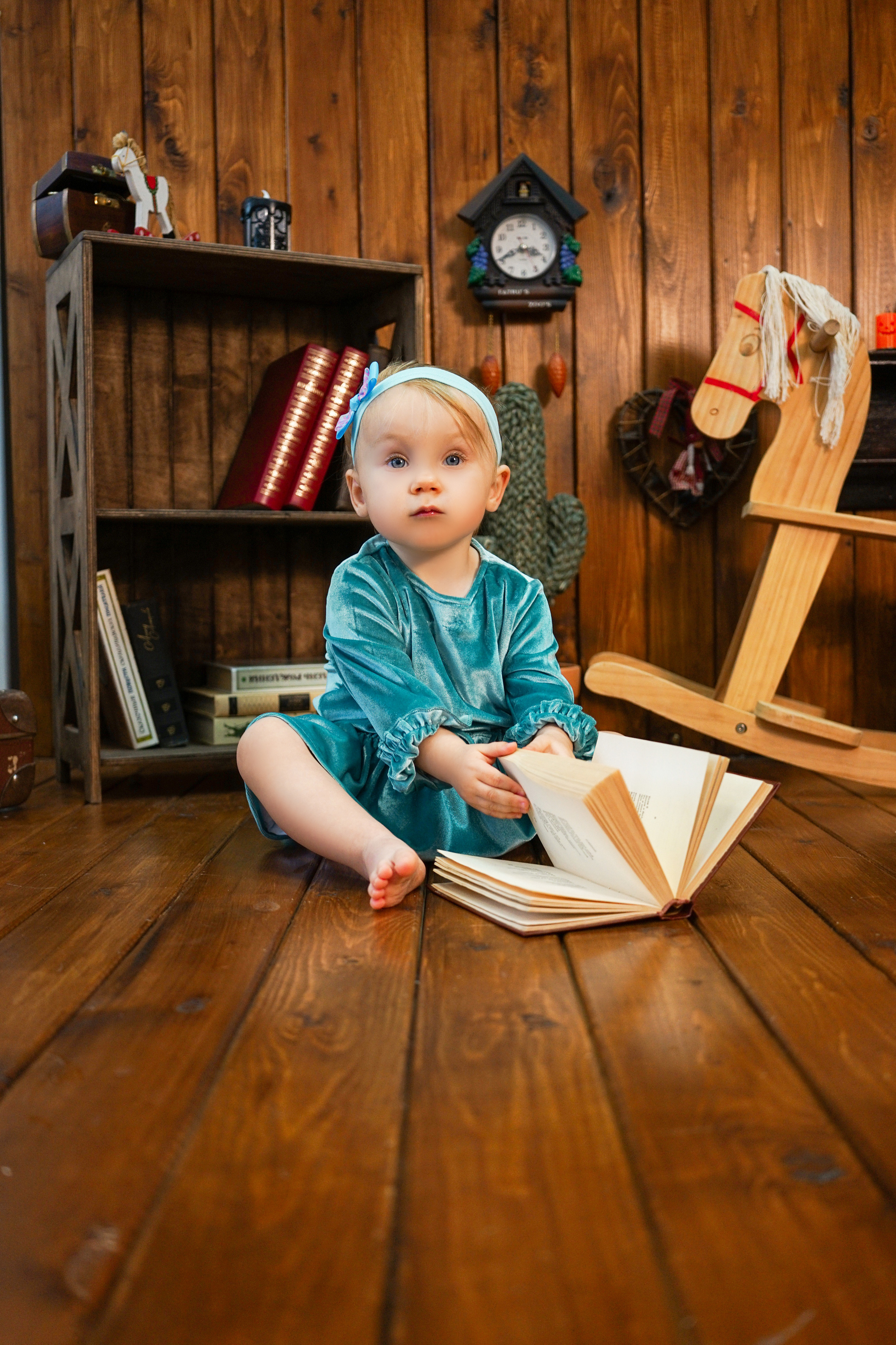 Деревянный Подиум. Детская Фотостудия ГОДОВАСИКИ в Санкт-Петербурге фотосесия на годик