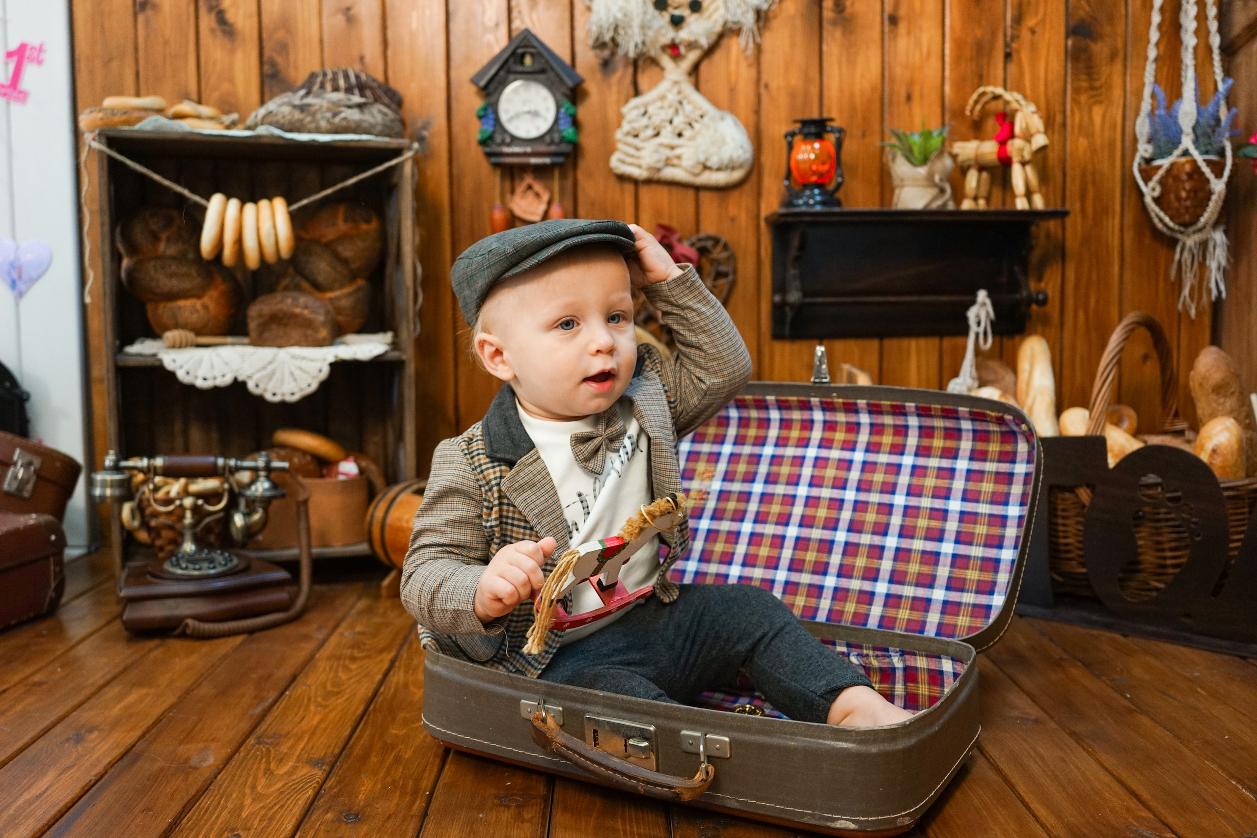 Деревянный Подиум. Детская Фотостудия ГОДОВАСИКИ в Санкт-Петербурге фотосесия на годик