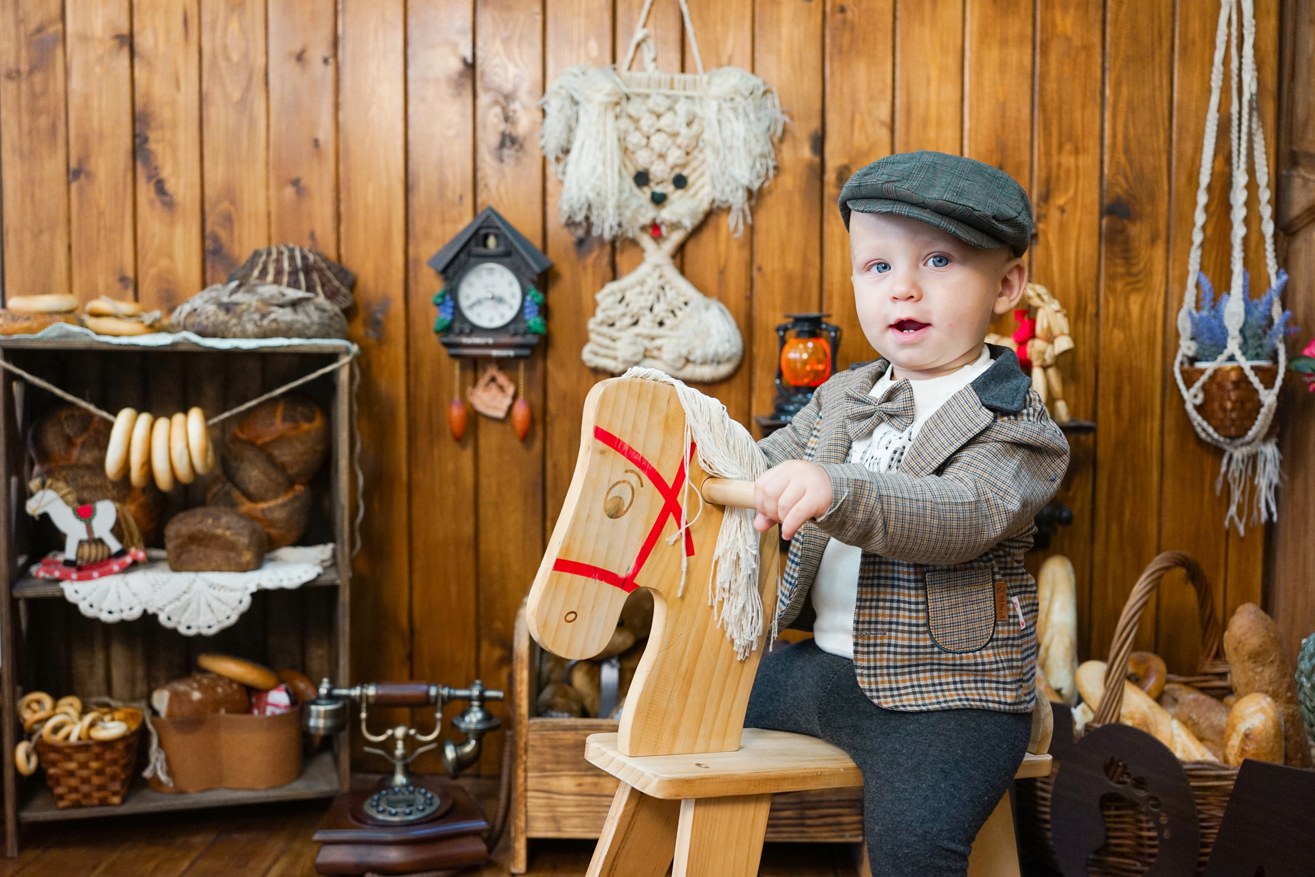 Деревянный Подиум. Детская Фотостудия ГОДОВАСИКИ в Санкт-Петербурге фотосесия на годик