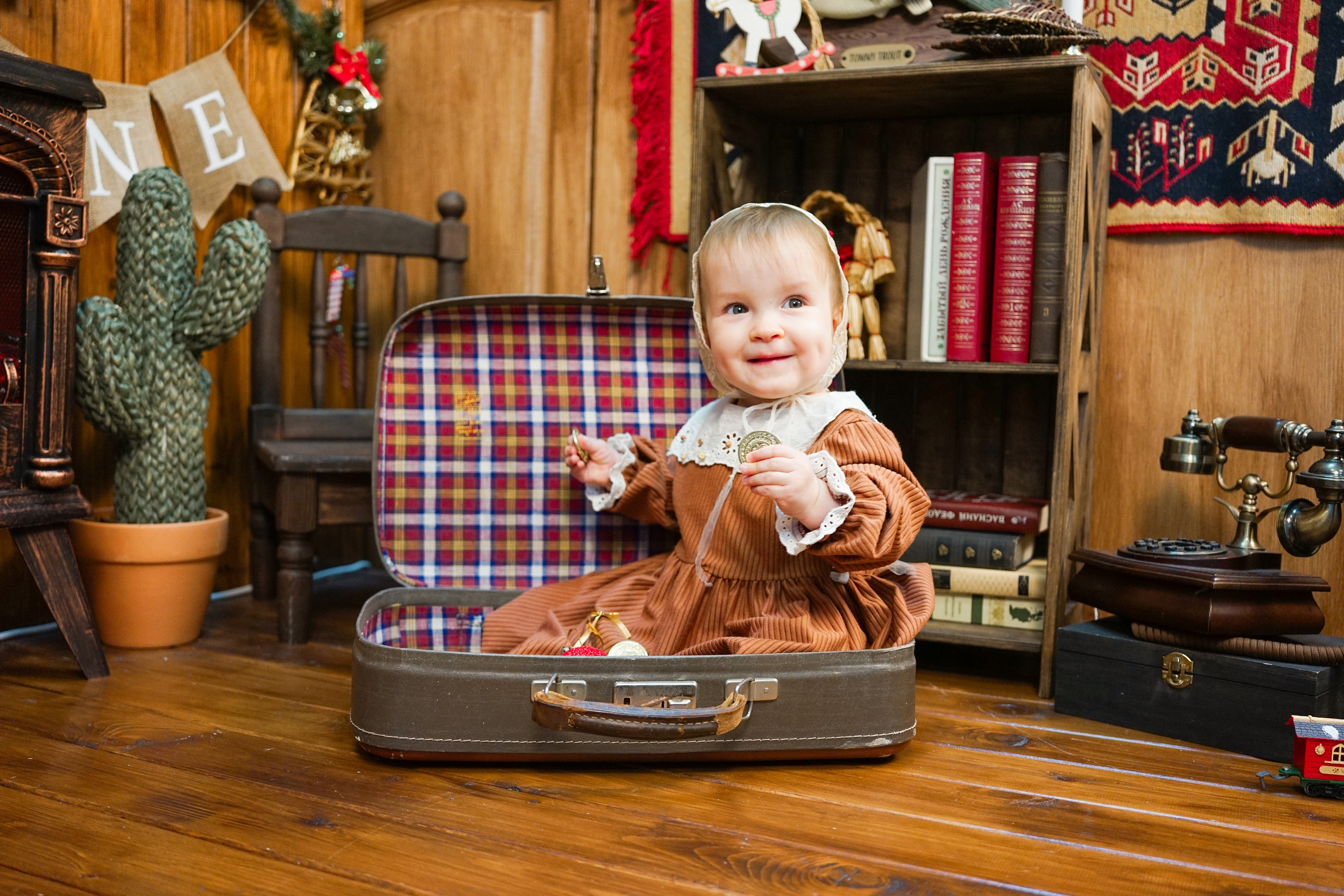 Деревянный Подиум. Детская Фотостудия ГОДОВАСИКИ в Санкт-Петербурге фотосесия на годик