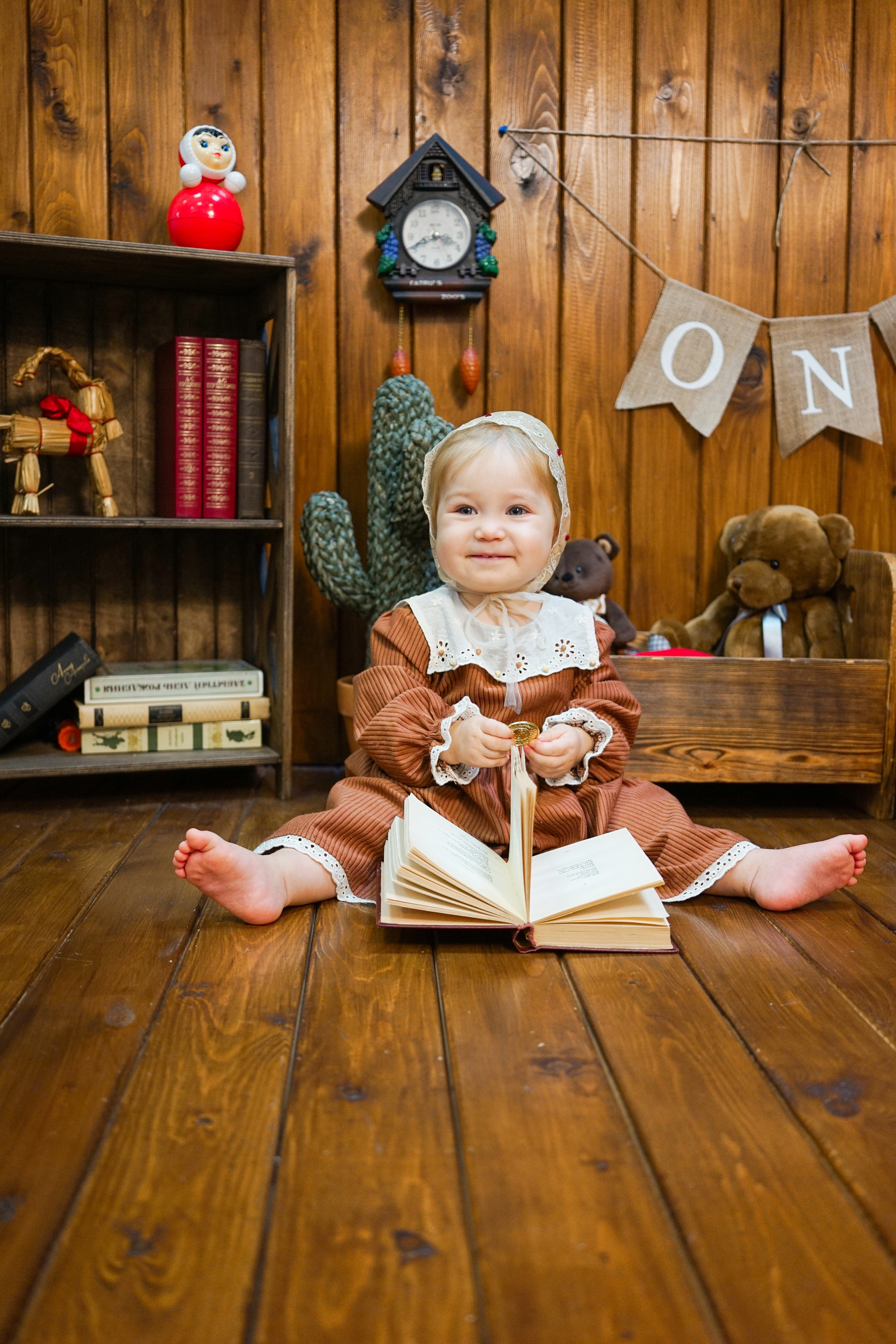 Деревянный Подиум. Детская Фотостудия ГОДОВАСИКИ в Санкт-Петербурге фотосесия на годик