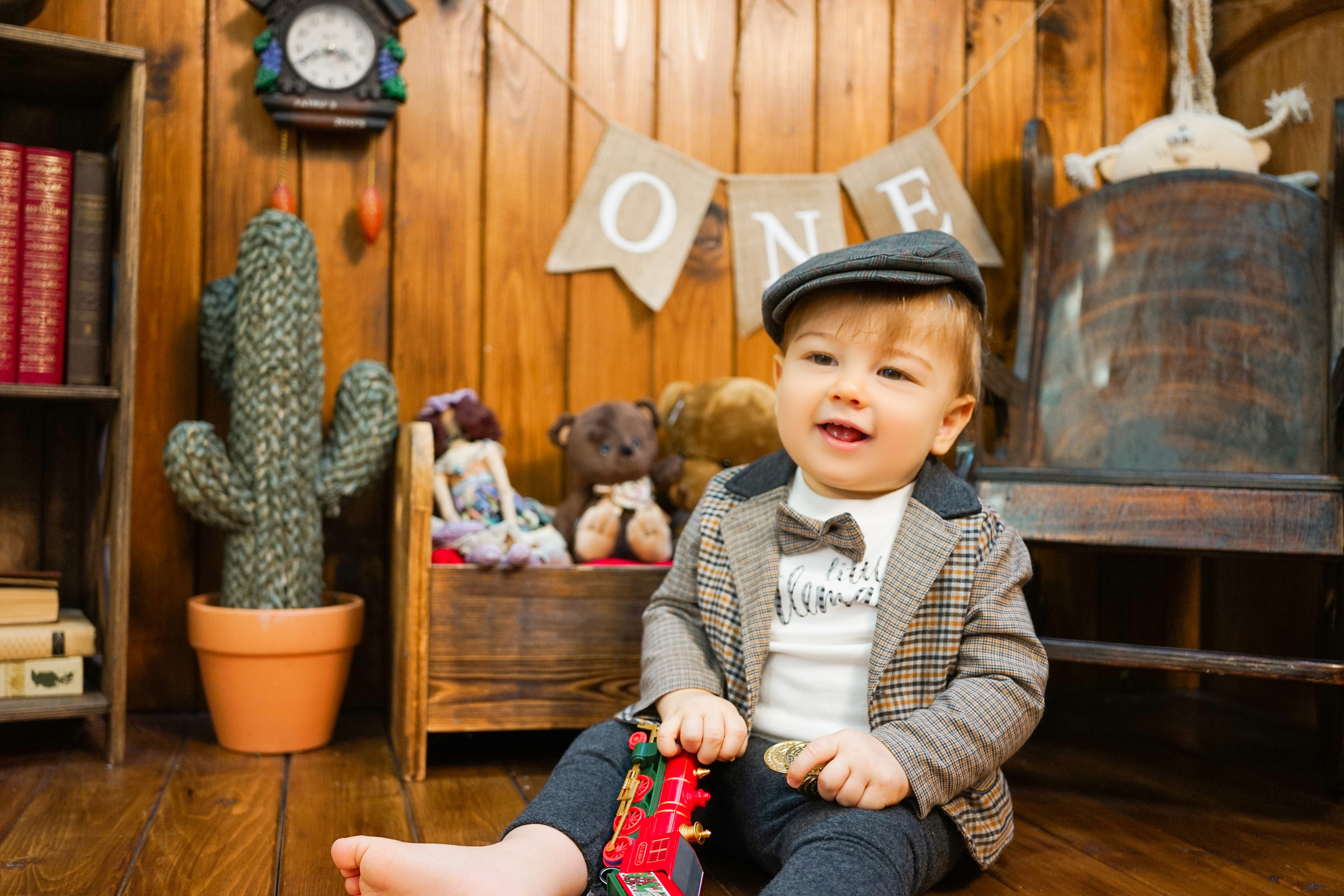Деревянный Подиум. Детская Фотостудия ГОДОВАСИКИ в Санкт-Петербурге фотосесия на годик