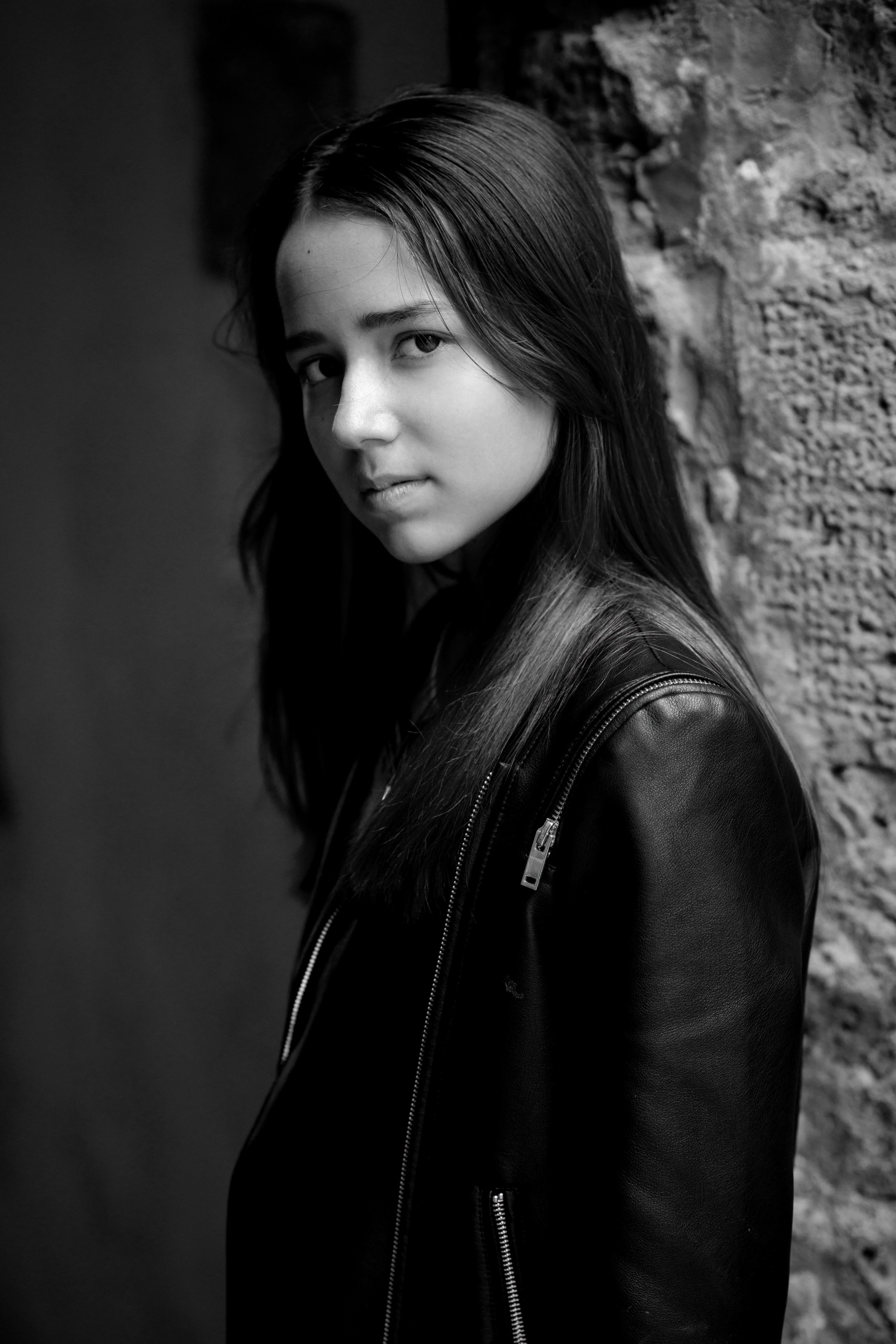 черно-белая фотография, подросток, девочка-подросток, актерское портфолио, фотосессия для подростков, фотограф Москва, детский фотограф Москва, подростковый фотограф , черно-белый портрет, фотосессия в старом городе