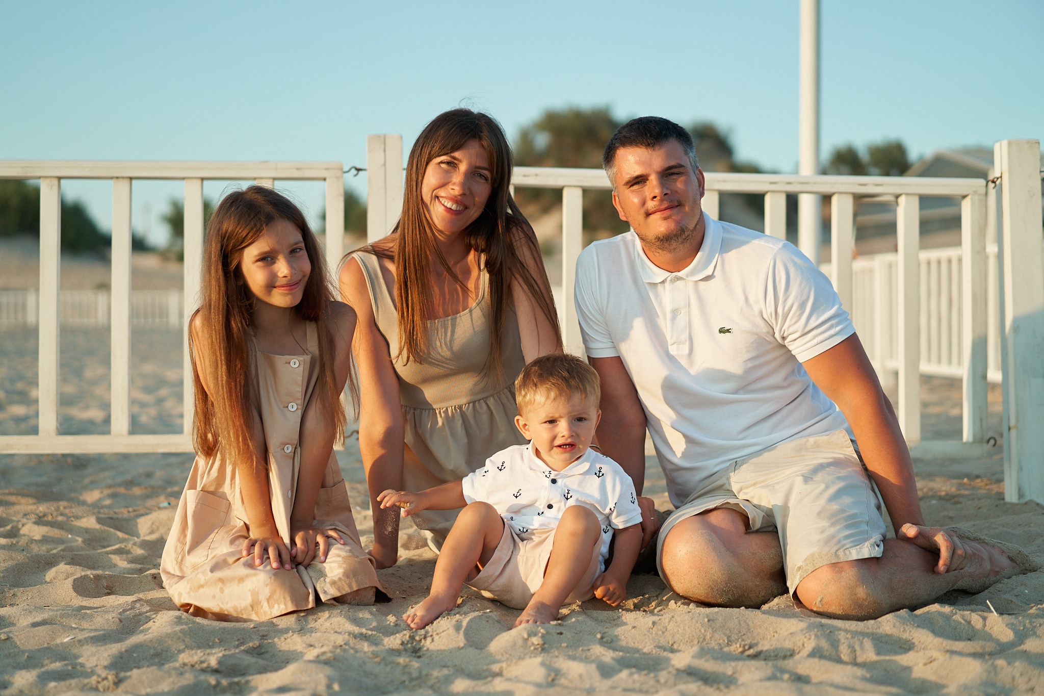 Дима, Зарина, Маша и Саша: закат на берегу моря. Фотограф в Анапе Надежда Соловьёва